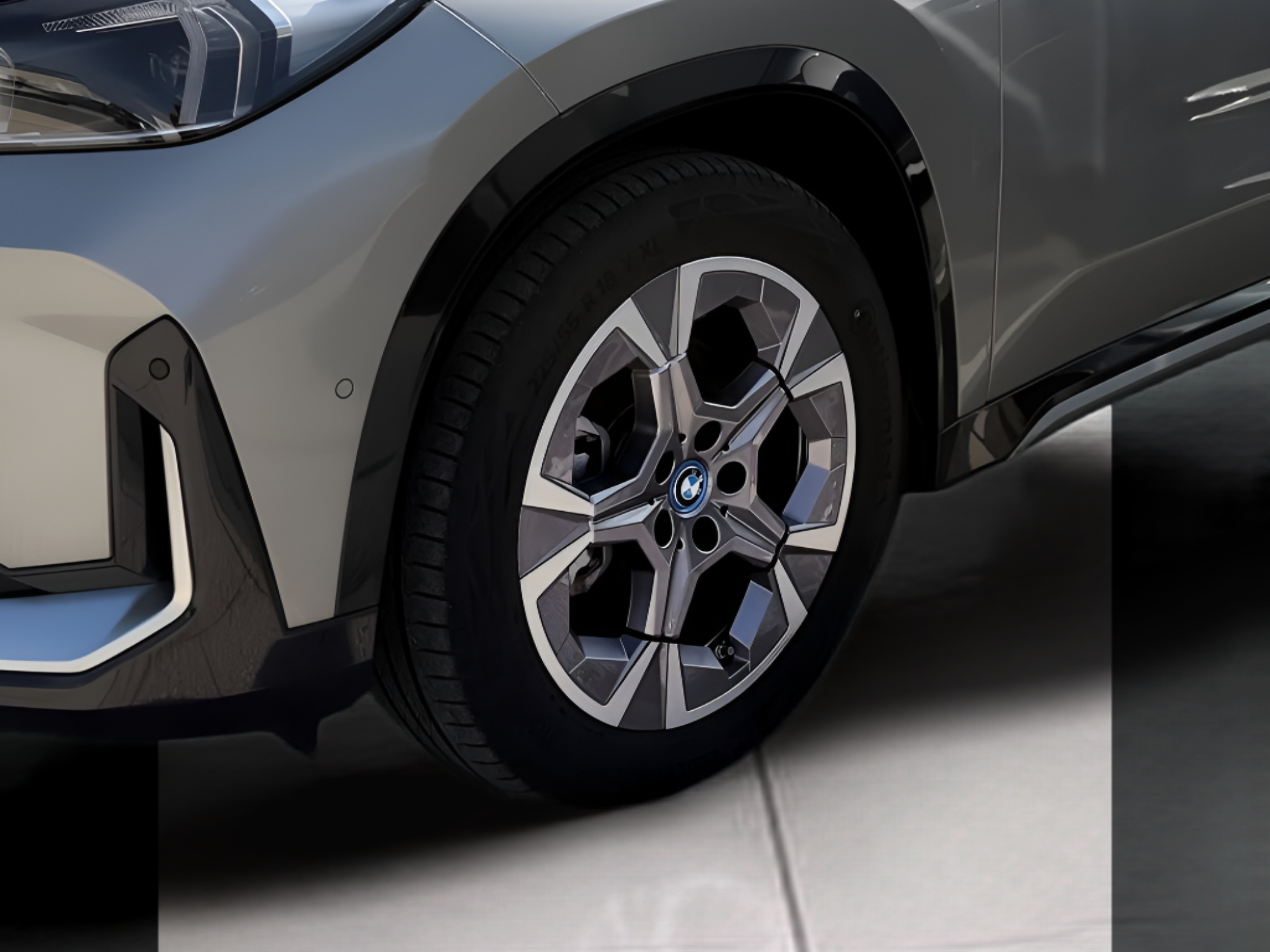 BMW iX1 eDrive20 color Gris Plata. Año 2025. 150KW(204CV). Elétrico. En concesionario Caetano Portimão de Portimão