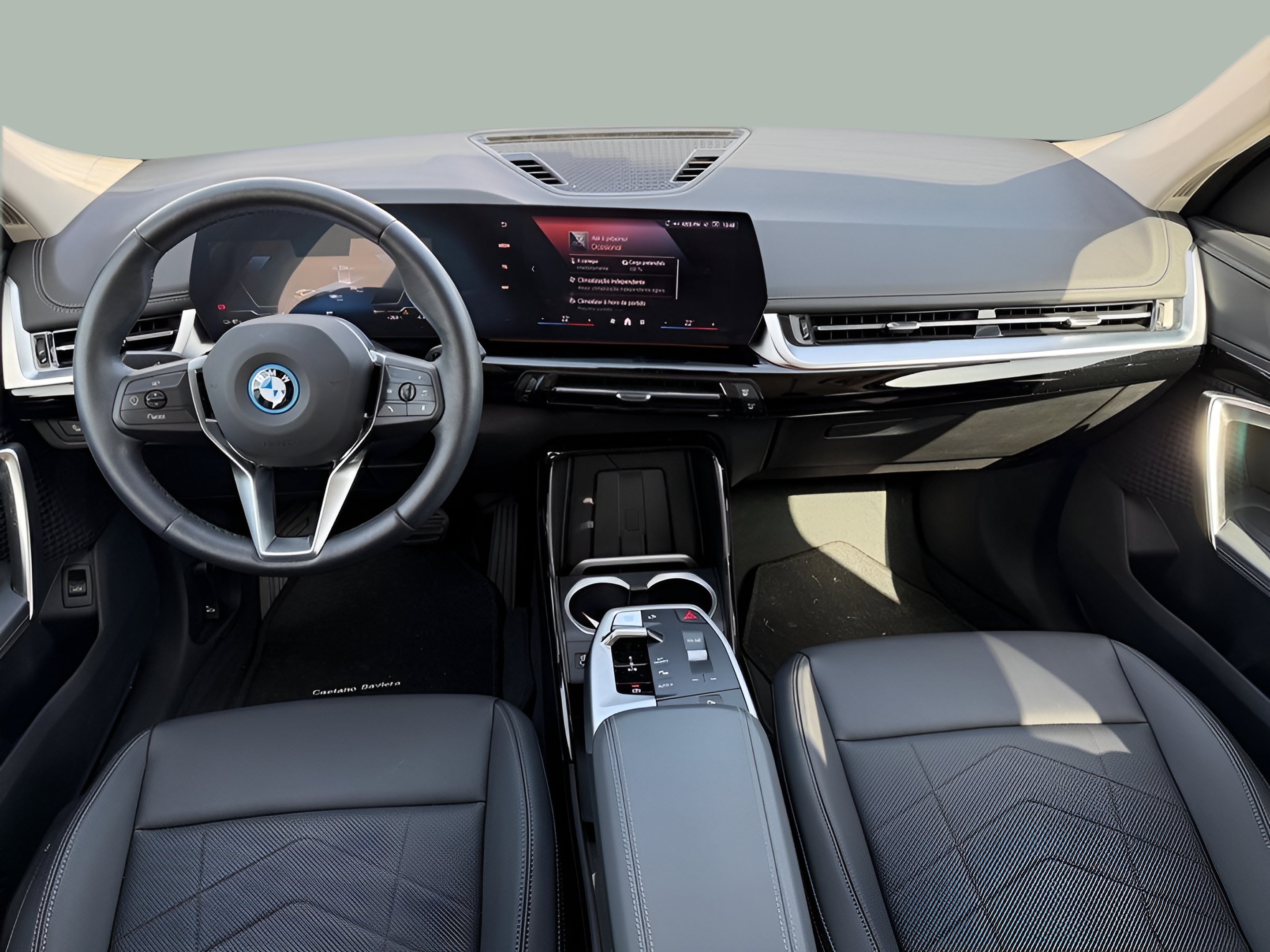 BMW iX1 eDrive20 color Gris Plata. Año 2025. 150KW(204CV). Elétrico. En concesionario Caetano Portimão de Portimão