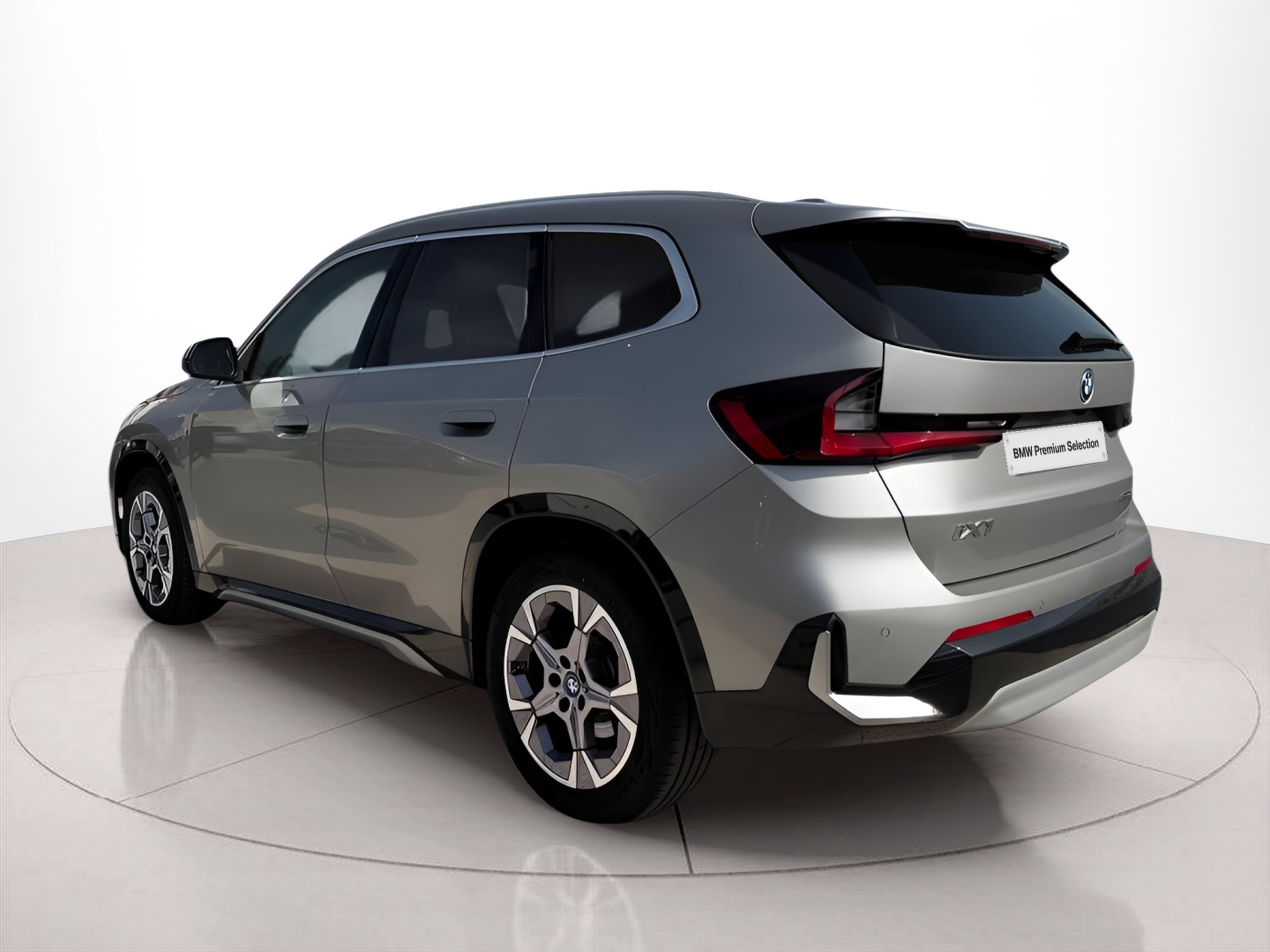 BMW iX1 eDrive20 color Gris Plata. Año 2025. 150KW(204CV). Elétrico. En concesionario Caetano Portimão de Portimão