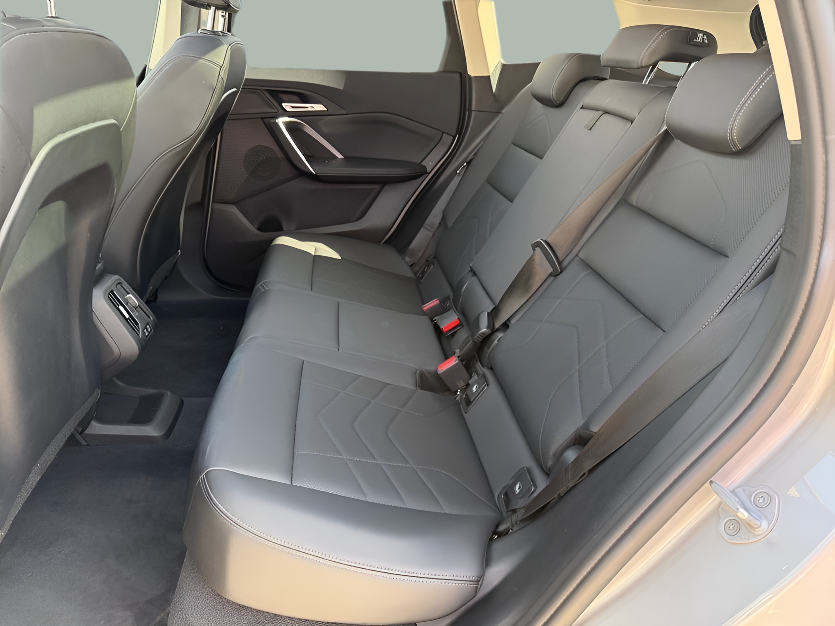 BMW iX1 eDrive20 color Gris Plata. Año 2025. 150KW(204CV). Elétrico. En concesionario Caetano Portimão de Portimão