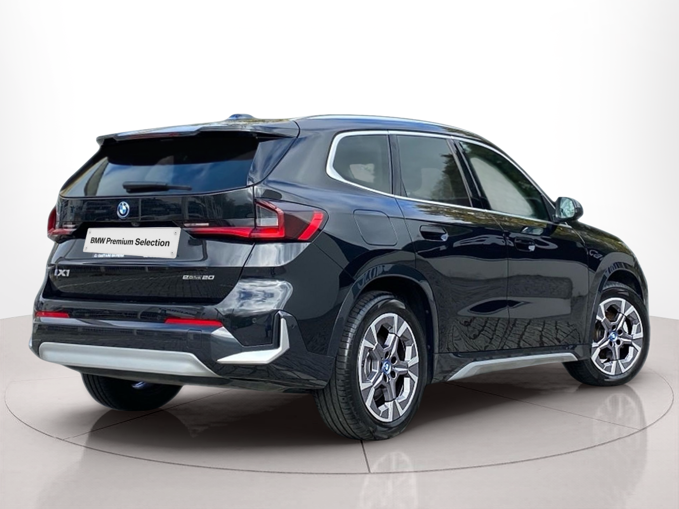 BMW iX1 eDrive20 color Negro. Año 2025. 150KW(204CV). Elétrico. En concesionario Caetano Baviera Lisboa de Lisboa