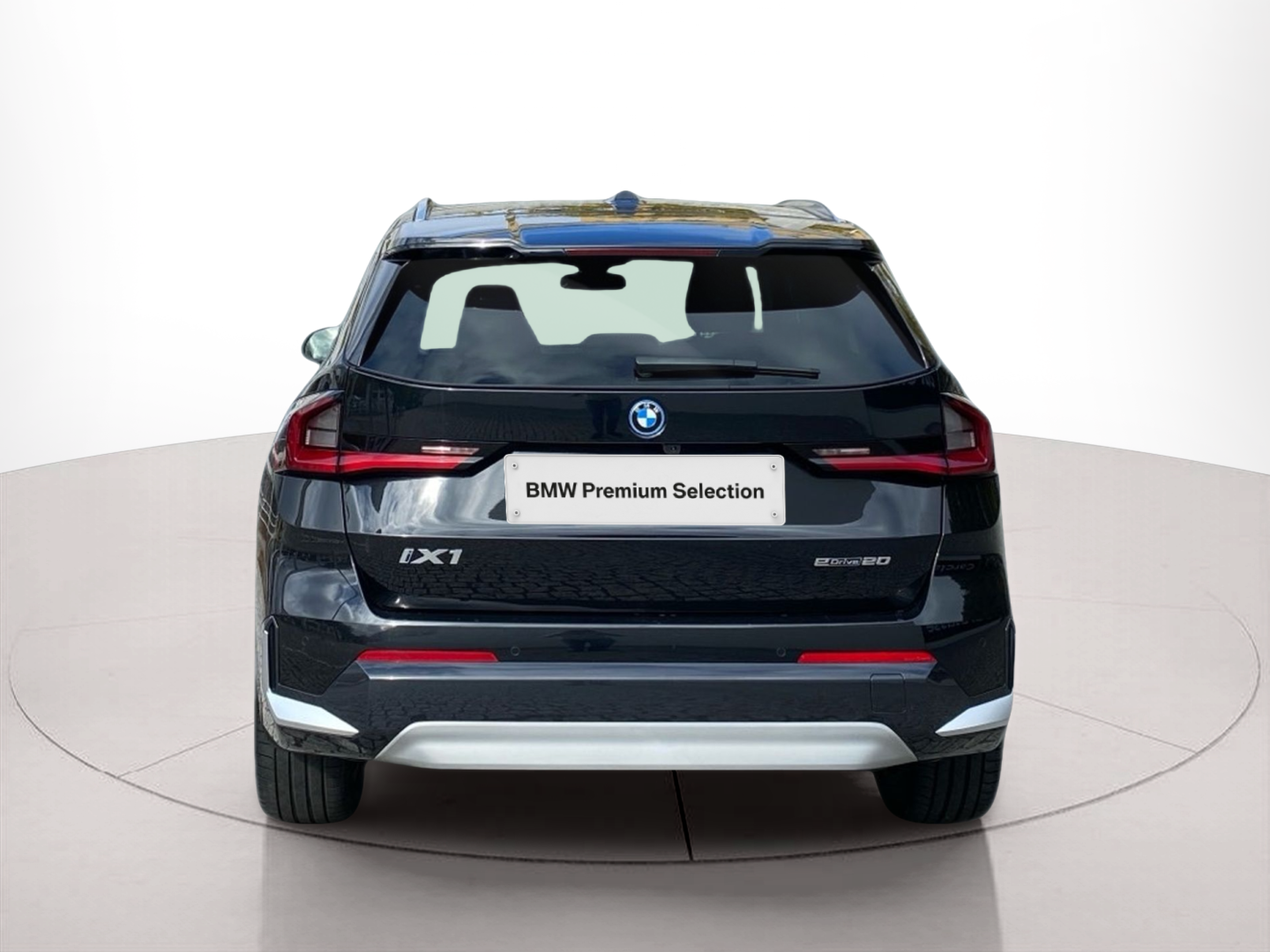 BMW iX1 eDrive20 color Negro. Año 2025. 150KW(204CV). Elétrico. En concesionario Caetano Baviera Lisboa de Lisboa