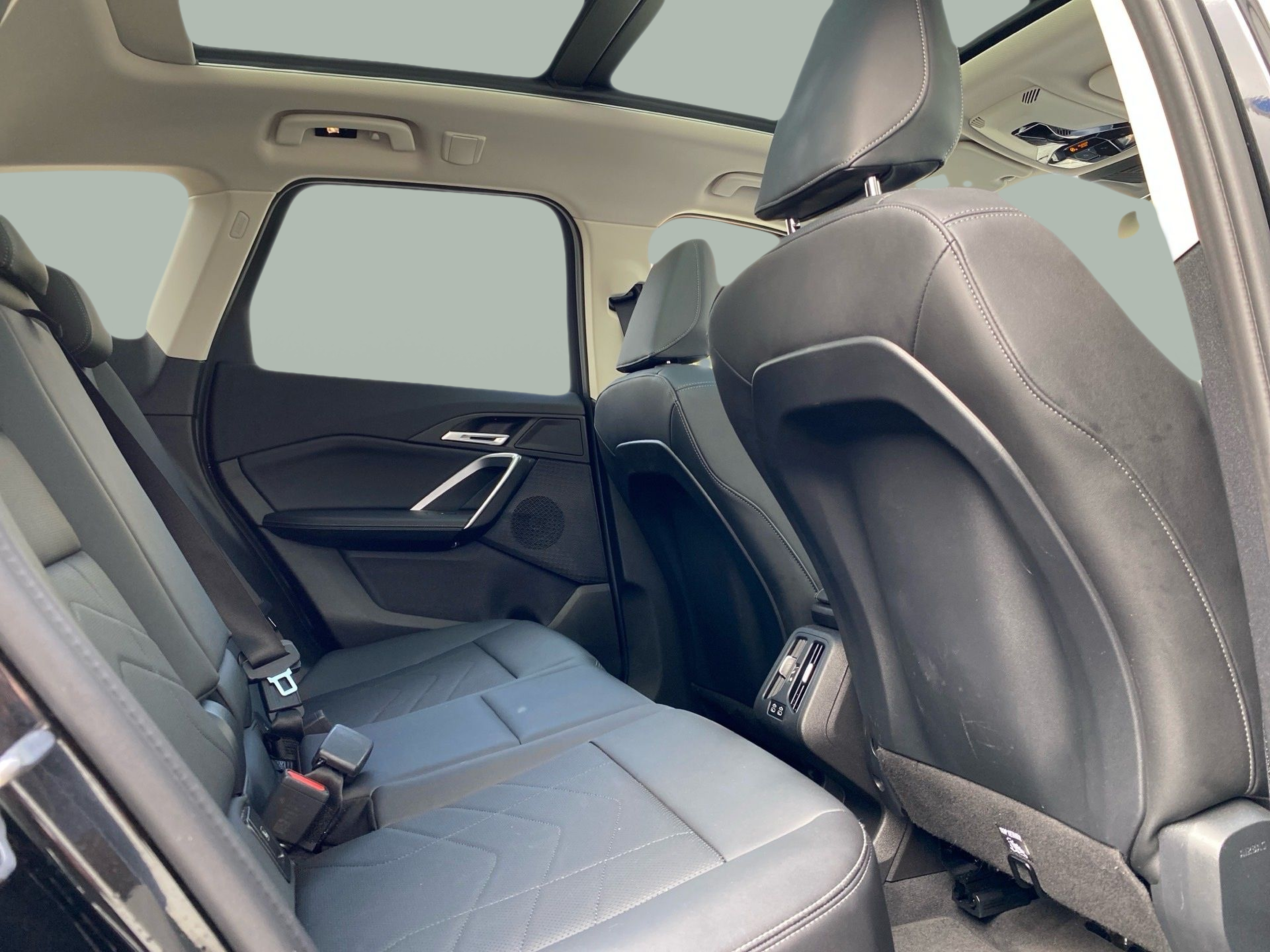 BMW iX1 eDrive20 color Negro. Año 2025. 150KW(204CV). Elétrico. En concesionario Caetano Baviera Lisboa de Lisboa