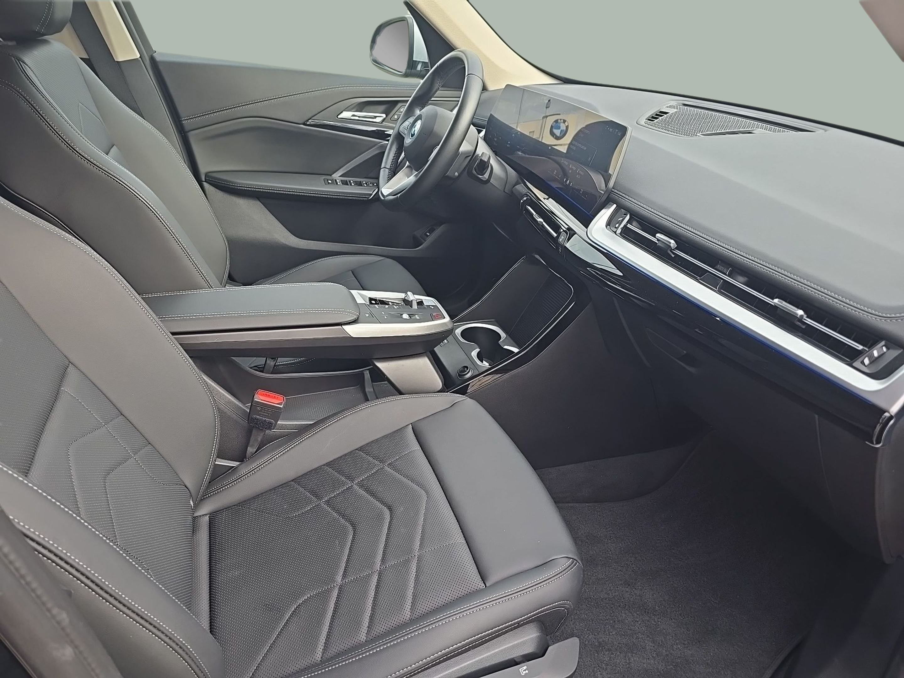 BMW iX1 eDrive20 color Negro. Año 2024. 150KW(204CV). Elétrico. En concesionario Caetano Aveiro de Aveiro