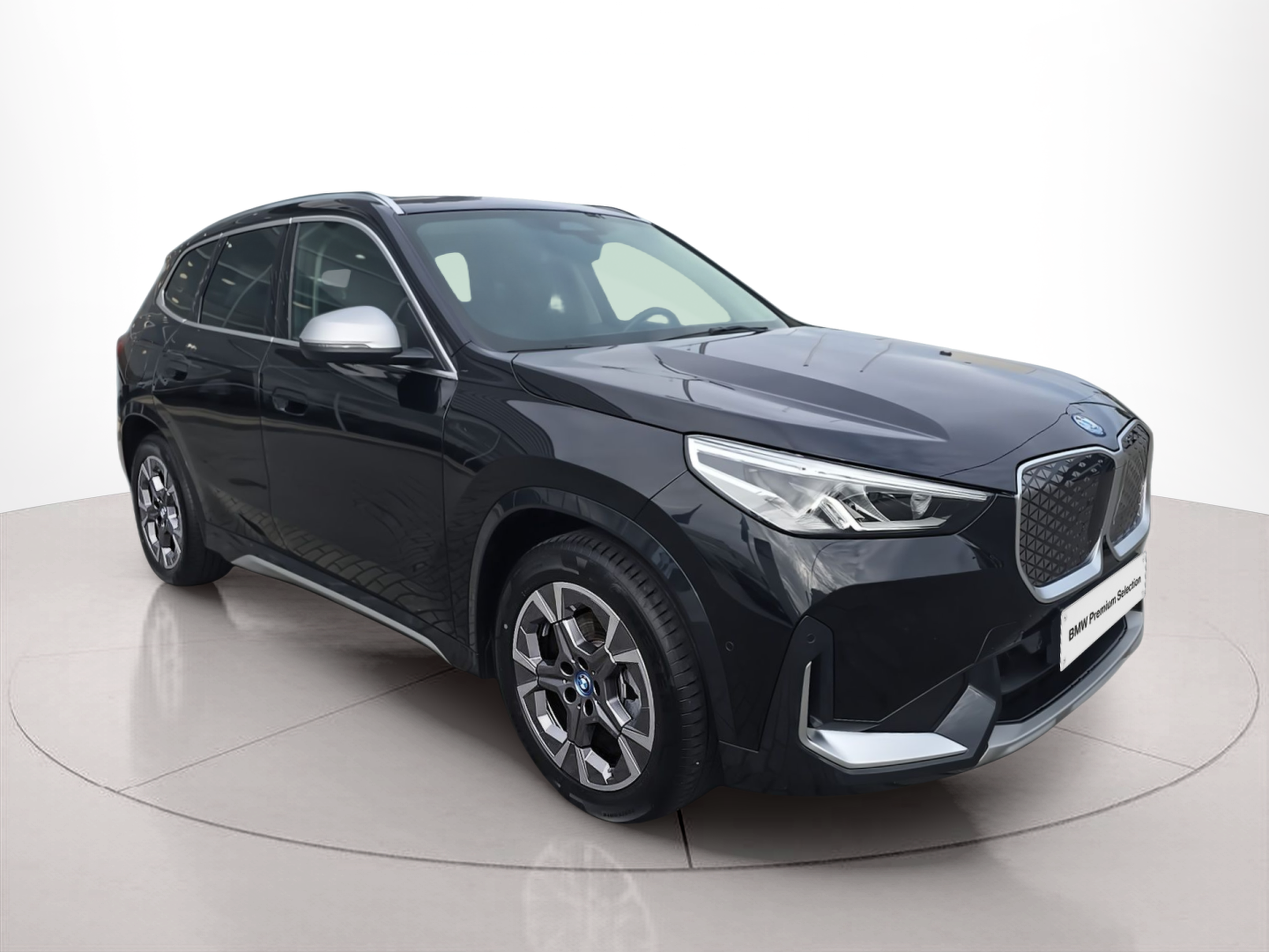 BMW iX1 eDrive20 color Negro. Año 2024. 150KW(204CV). Elétrico. En concesionario Caetano Aveiro de Aveiro