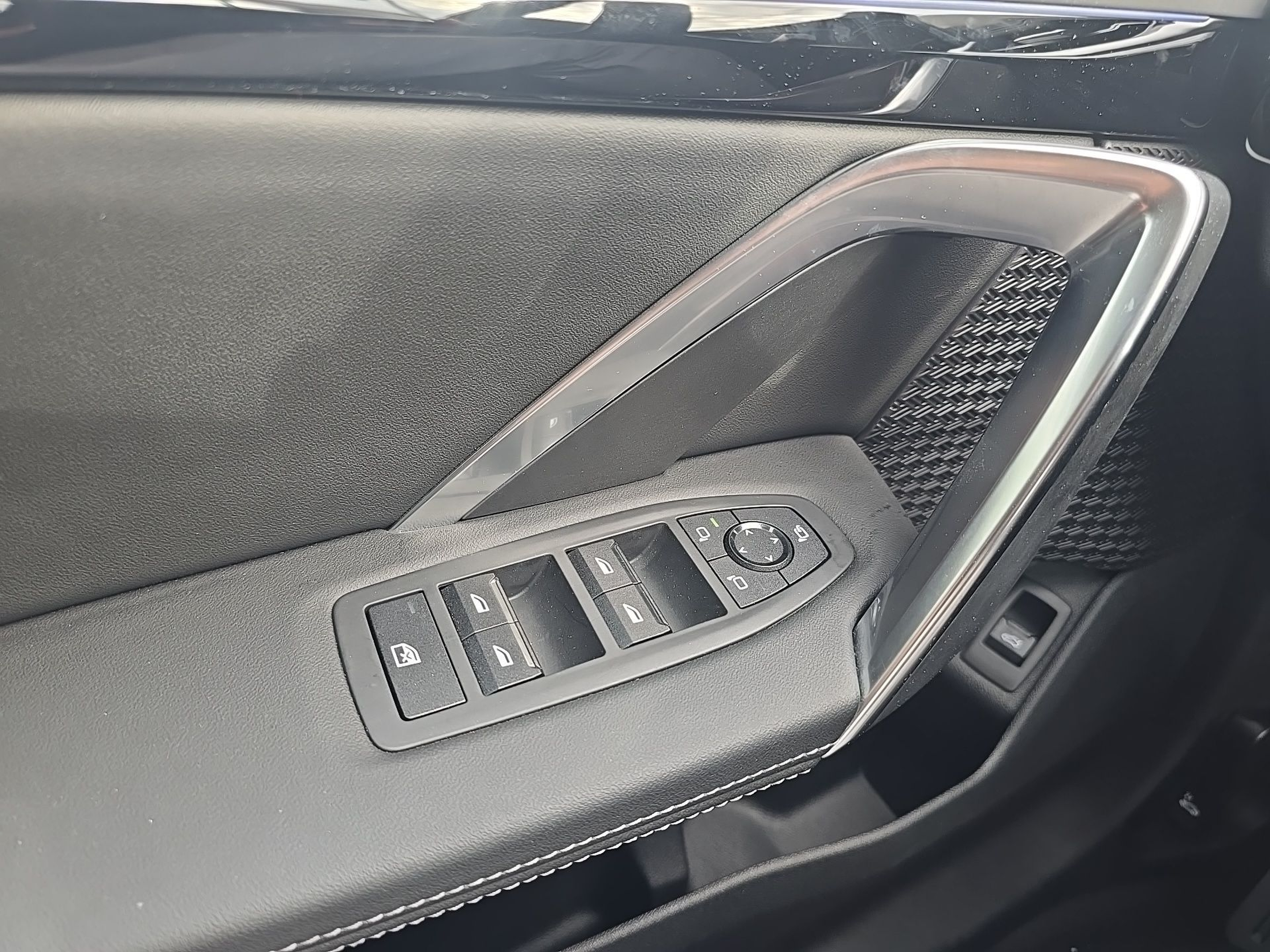 BMW iX1 eDrive20 color Negro. Año 2024. 150KW(204CV). Elétrico. En concesionario Caetano Aveiro de Aveiro