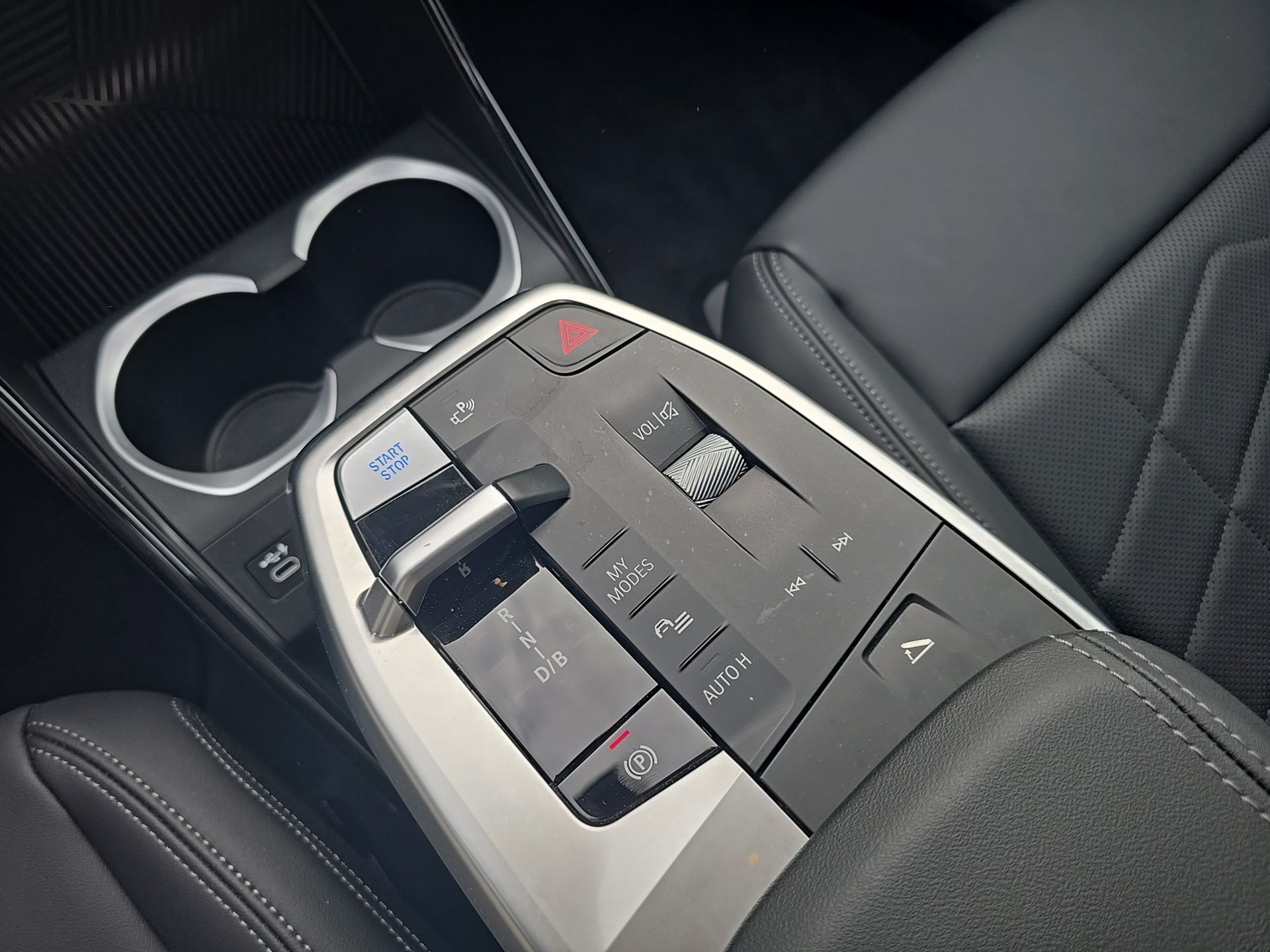 BMW iX1 eDrive20 color Negro. Año 2024. 150KW(204CV). Elétrico. En concesionario Caetano Aveiro de Aveiro