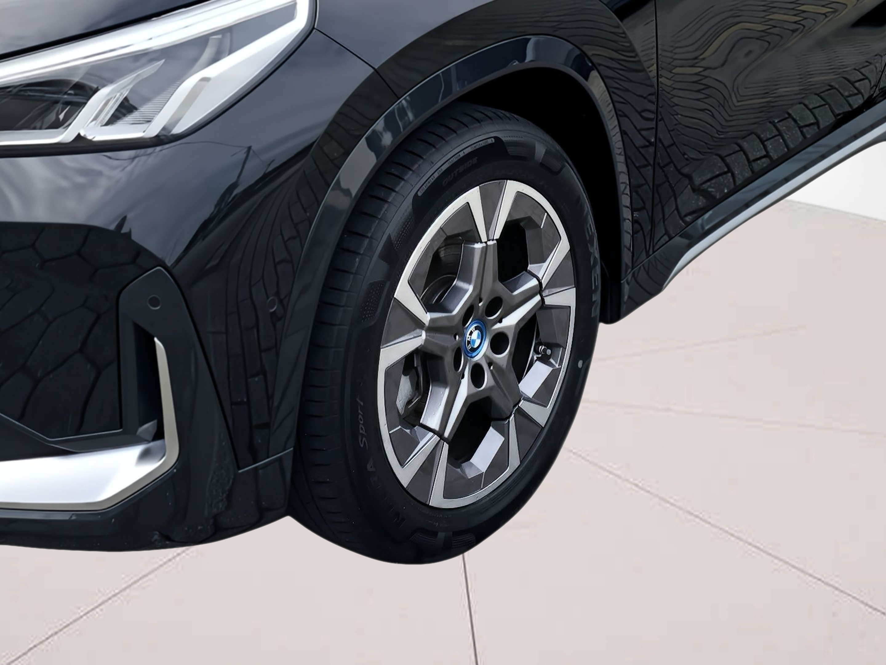 BMW iX1 eDrive20 color Negro. Año 2024. 150KW(204CV). Elétrico. En concesionario Caetano Aveiro de Aveiro