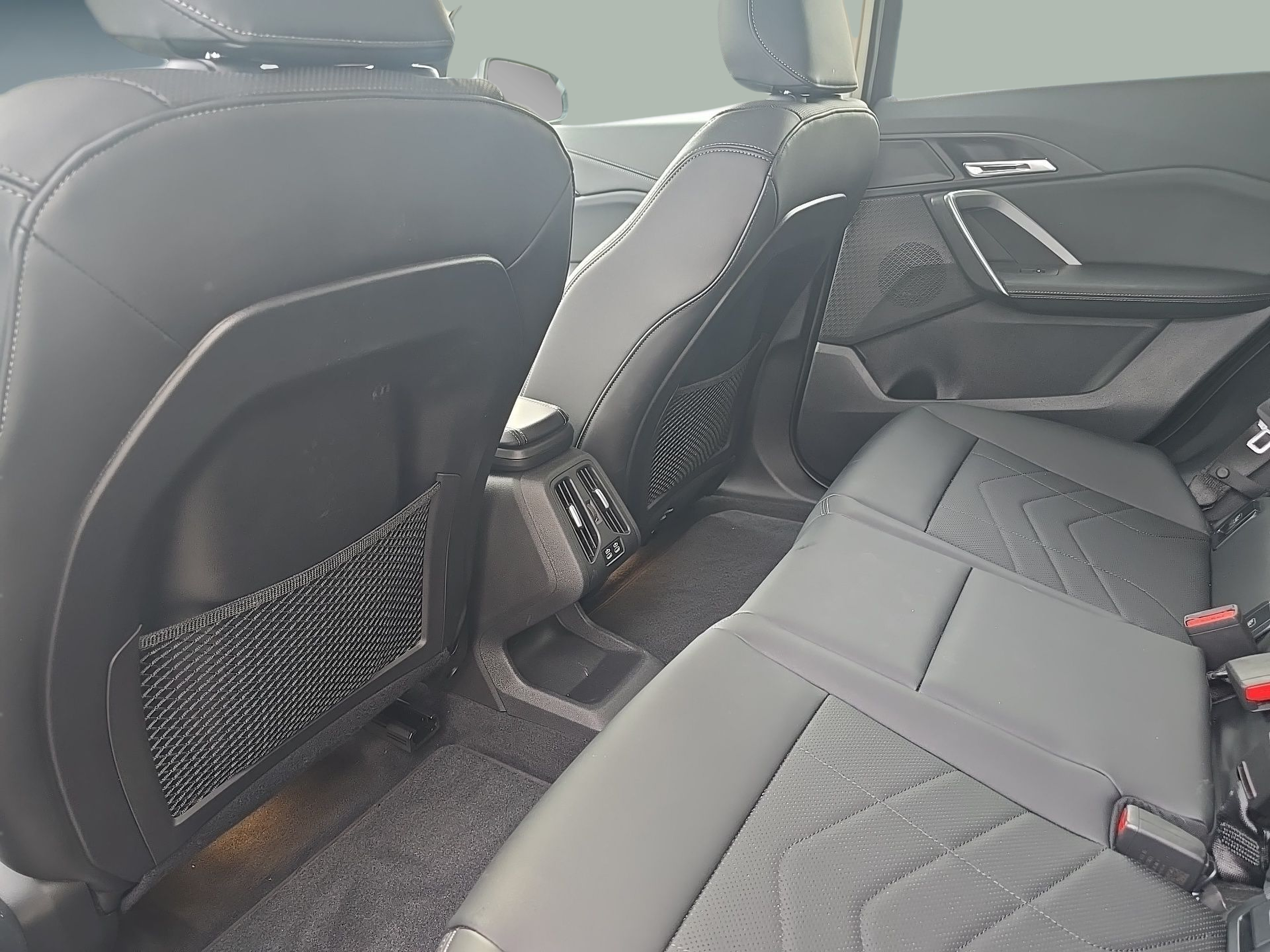 BMW iX1 eDrive20 color Negro. Año 2024. 150KW(204CV). Elétrico. En concesionario Caetano Aveiro de Aveiro