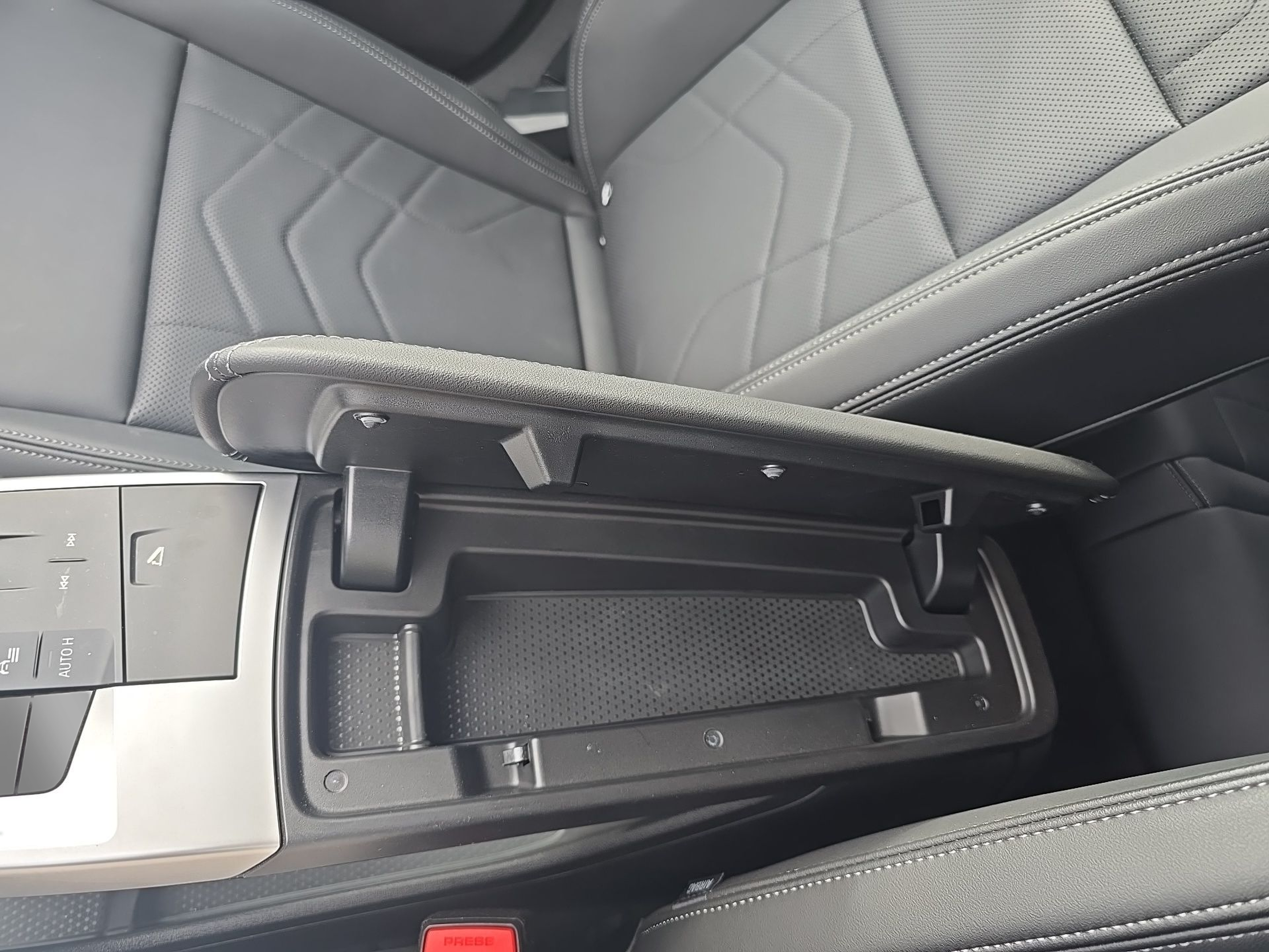 BMW iX1 eDrive20 color Negro. Año 2024. 150KW(204CV). Elétrico. En concesionario Caetano Aveiro de Aveiro