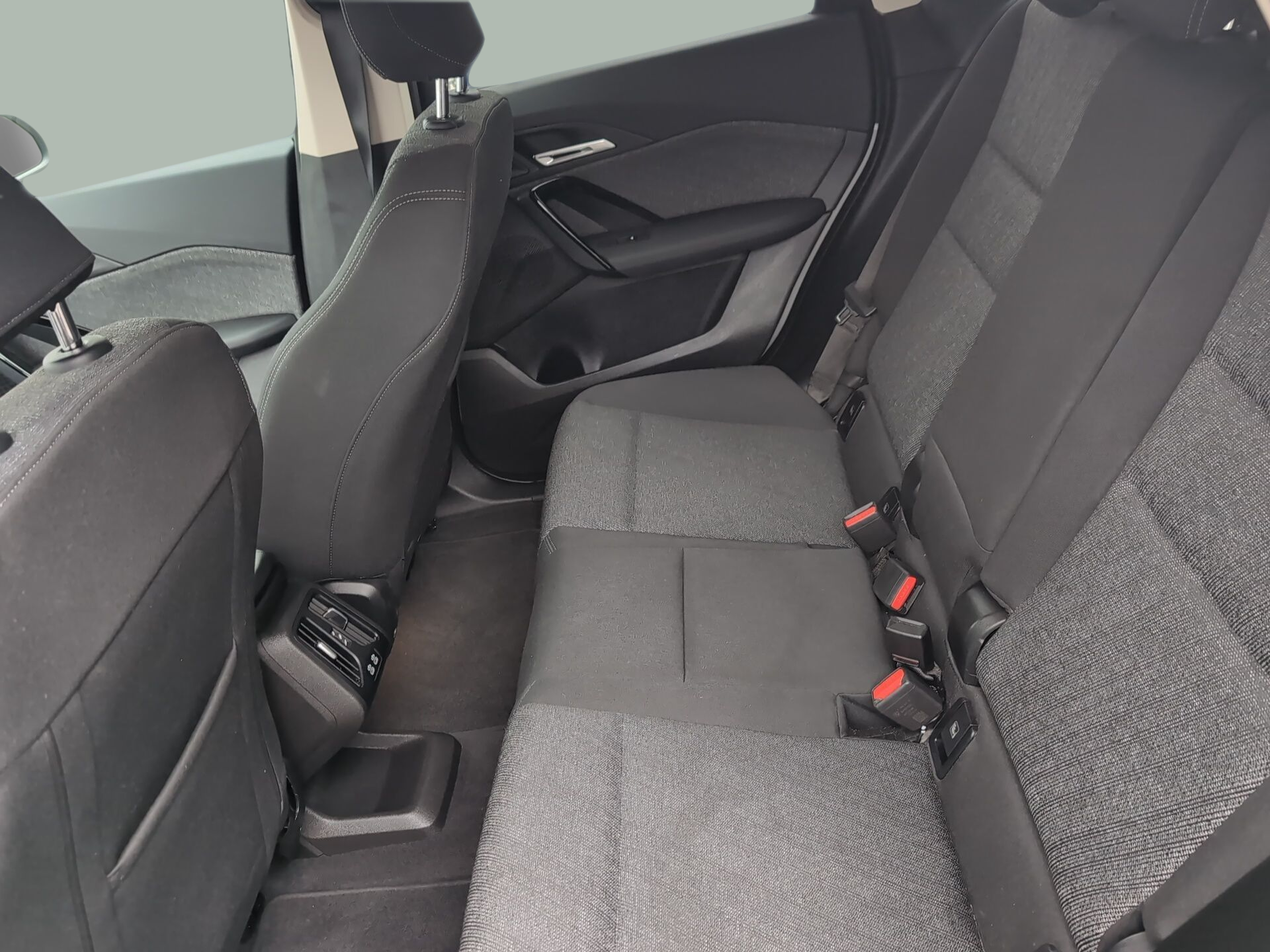 BMW iX1 eDrive20 color Gris Plata. Año 2024. 150KW(204CV). Elétrico. En concesionario Caetano Santa Maria da Feira de Santa Maria da Feira