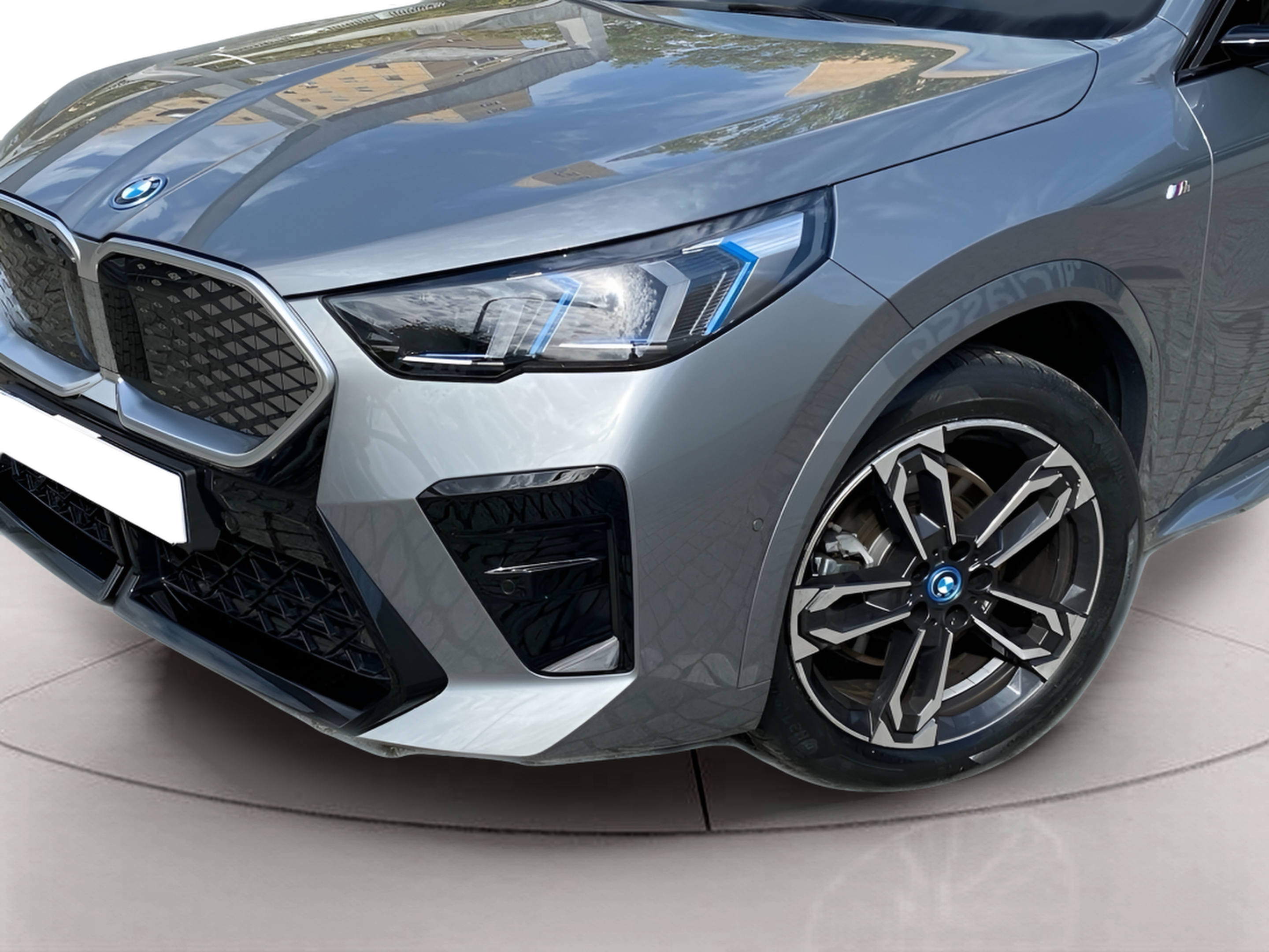 BMW iX2 xDrive30 color Gris. Año 2024. 230KW(313CV). Elétrico. En concesionario Caetano Baviera Lisboa de Lisboa