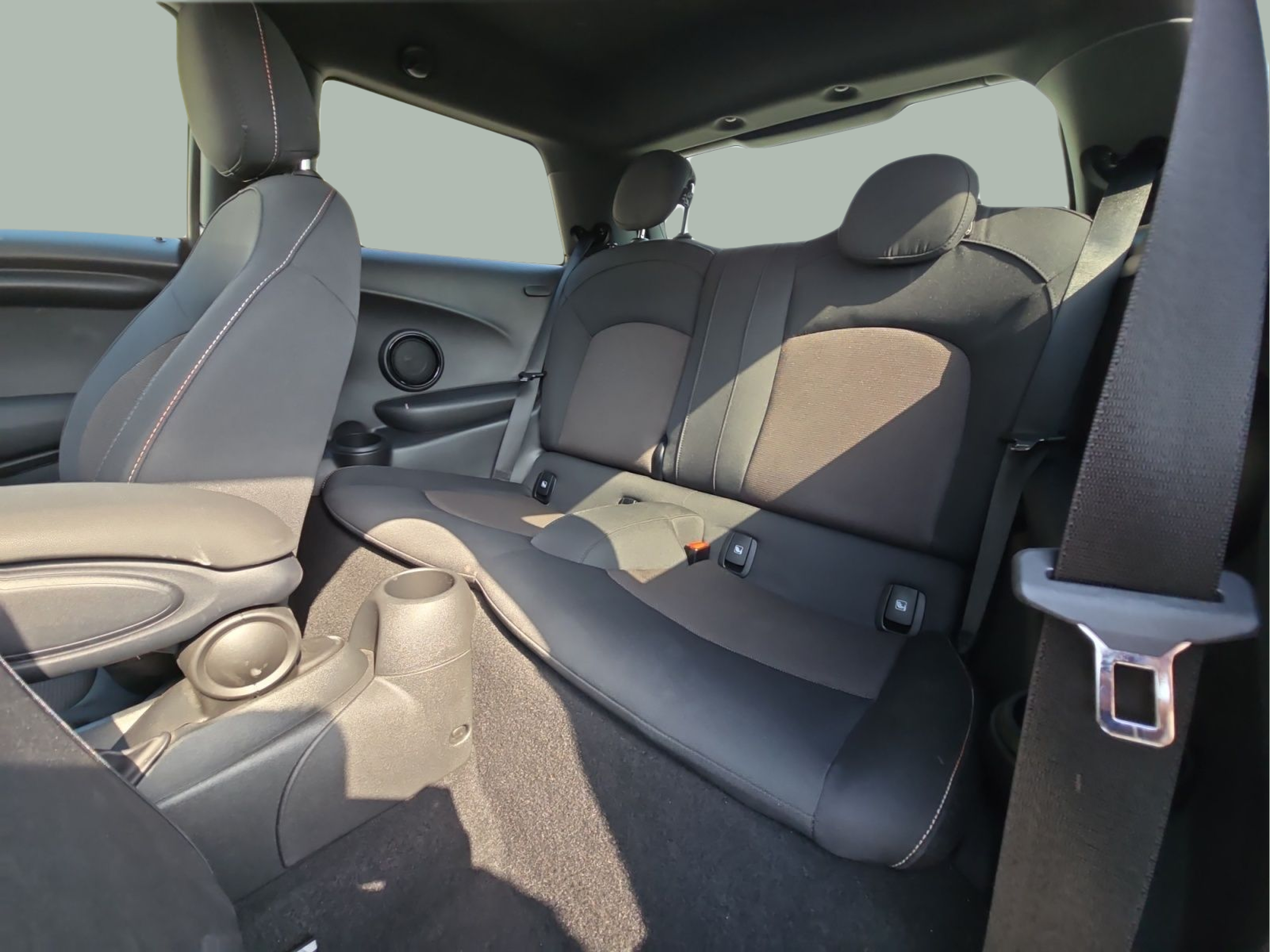 fotoG 8 del MINI MINI 3 Portas Cooper 100 kW (136 CV) 136cv Gasolina de 2024 em Bragança