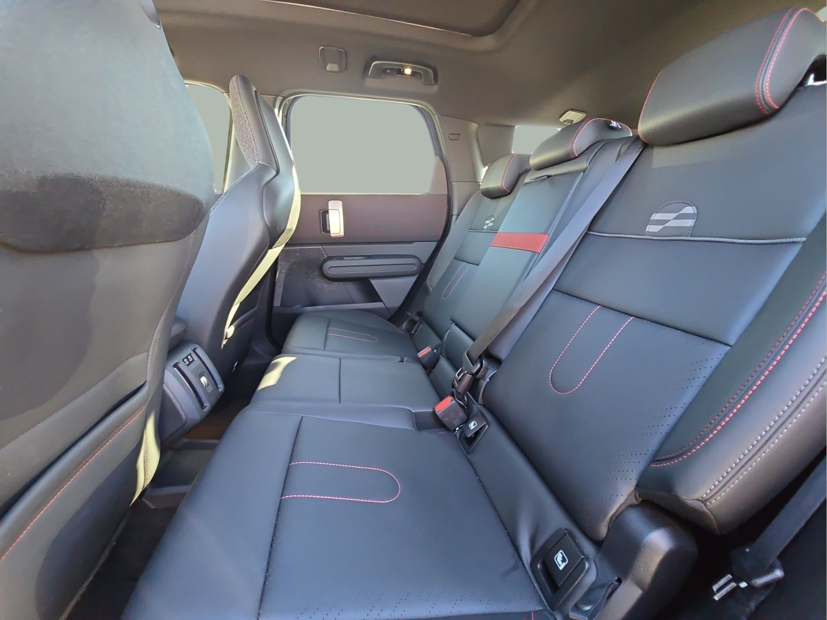 fotoG 8 del MINI MINI Countryman John Cooper Works ALL4 221 kW (300 CV) 300cv Gasolina de 2024 em Bragança