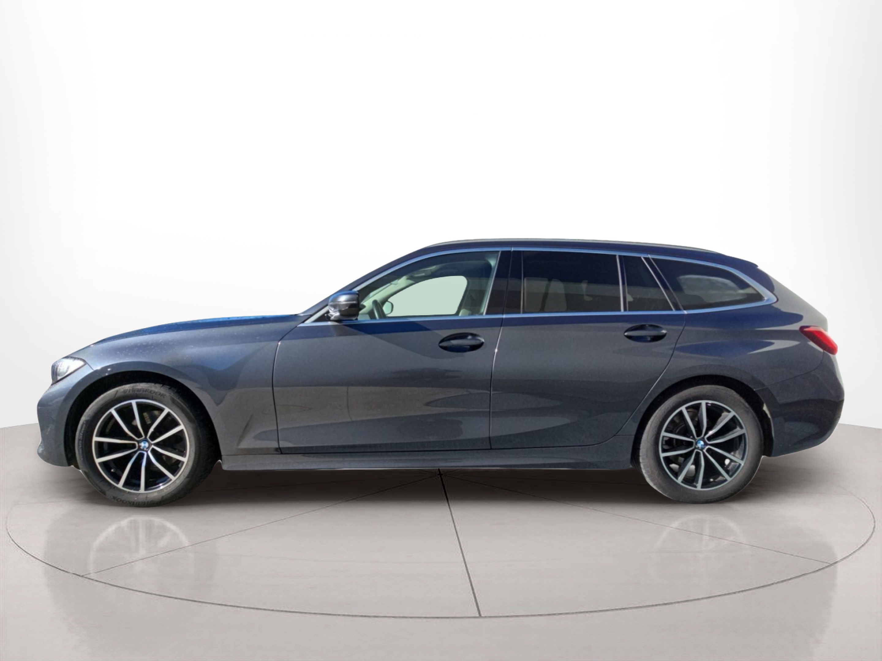 Fotos de BMW Série 3 320d Touring color Gris. Año 2019. 140KW(190CV). Diesel. En concesionario MCoutinho Bomcar Leiria de Leiria