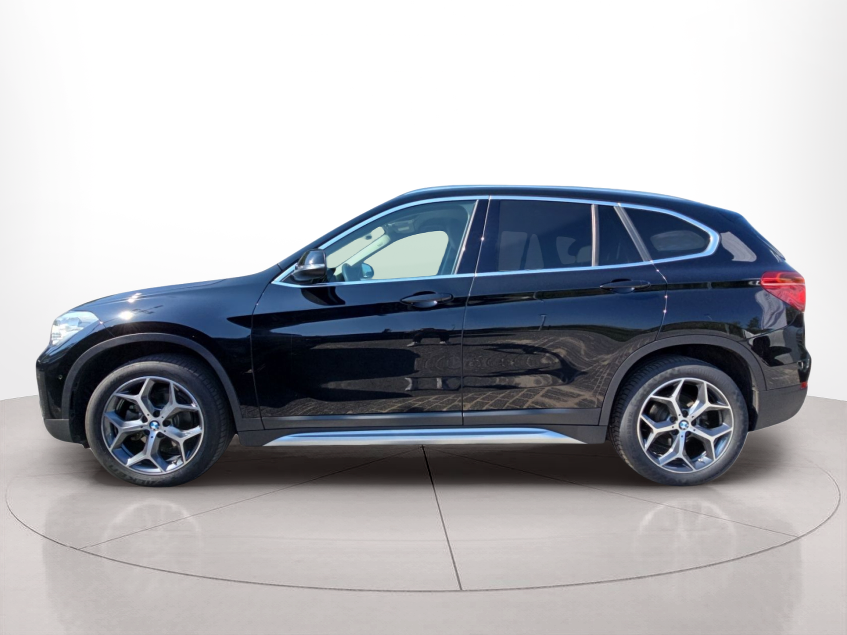 Fotos de BMW X1 sDrive16d color Negro. Año 2017. 85KW(116CV). Diesel. En concesionario MCoutinho Bomcar Coimbra de Coimbra