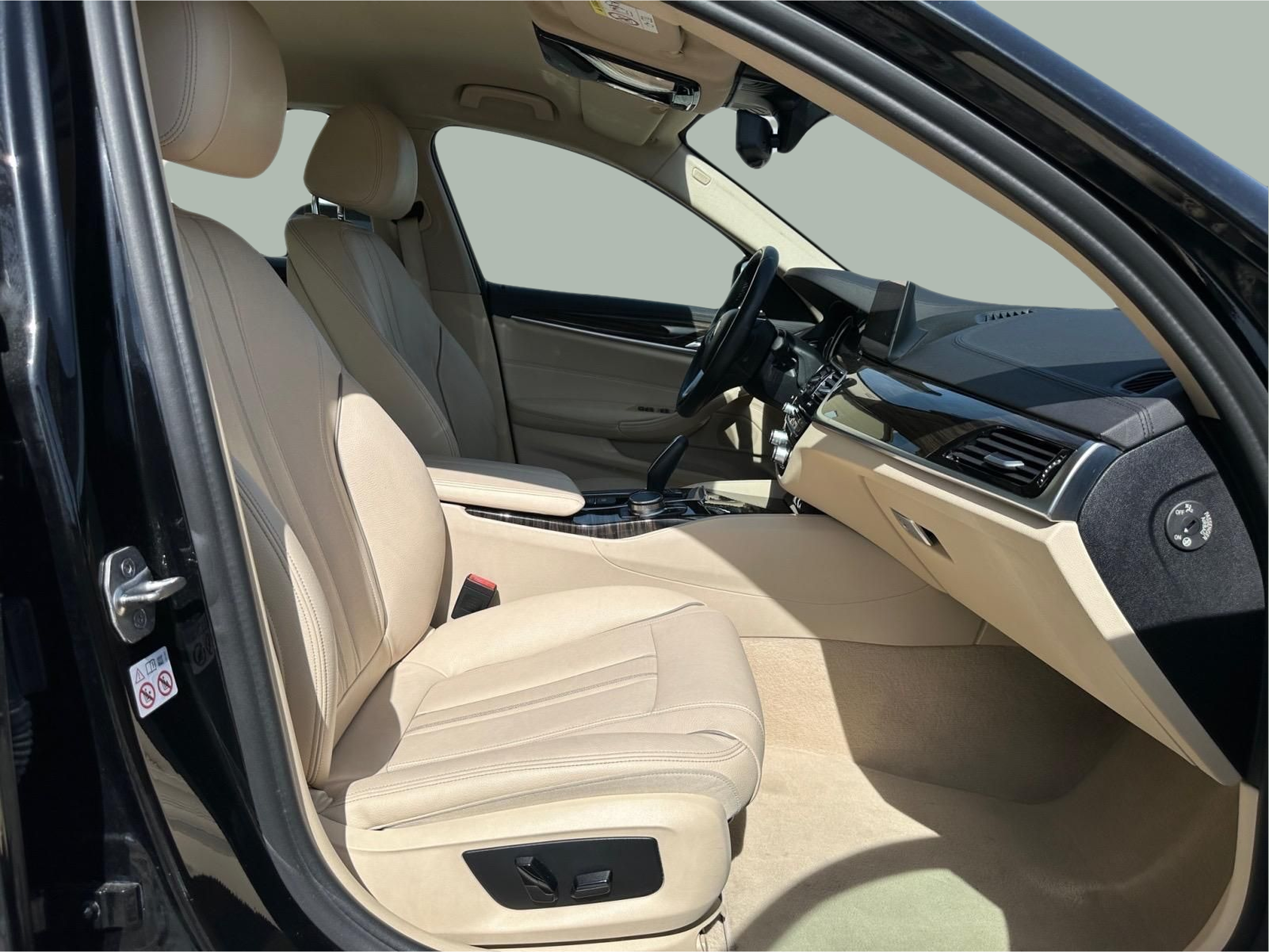 BMW Série 5 530e Berlina color Negro. Año 2018. 185KW(252CV). Elétrico / Gasolina Híbrido. En concesionario MCoutinho Bomcar Leiria de Leiria