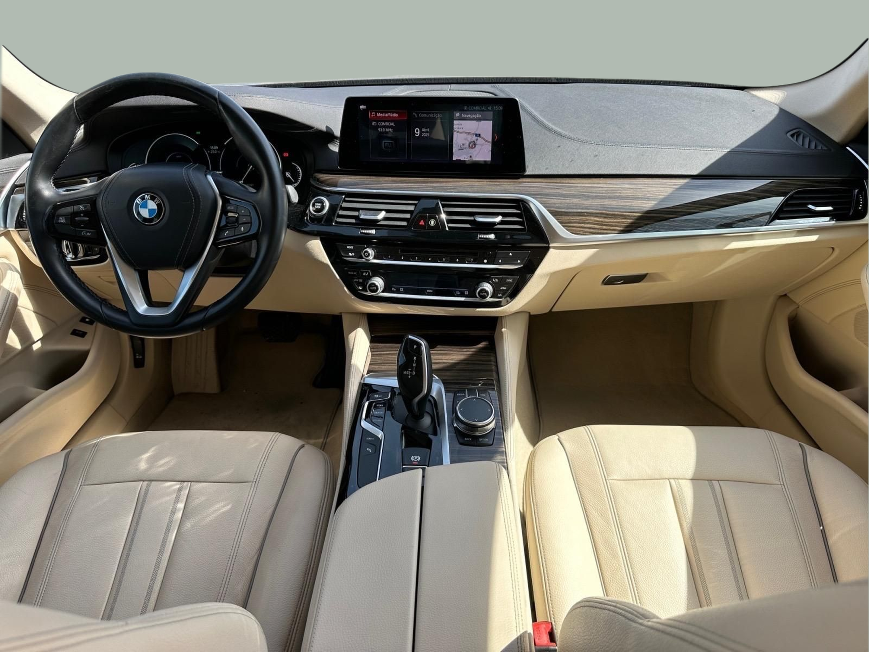 BMW Série 5 530e Berlina color Negro. Año 2018. 185KW(252CV). Elétrico / Gasolina Híbrido. En concesionario MCoutinho Bomcar Leiria de Leiria