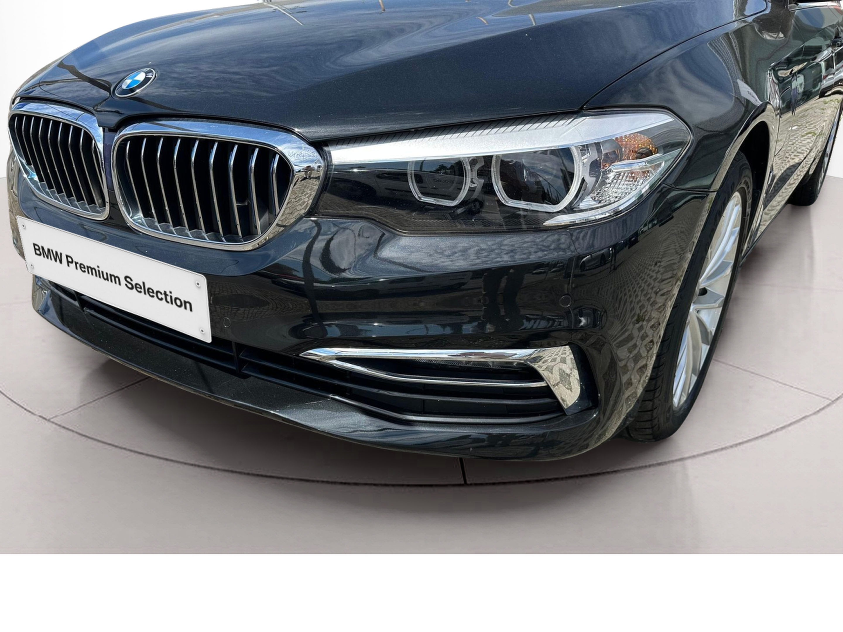 BMW Série 5 530e Berlina color Negro. Año 2018. 185KW(252CV). Elétrico / Gasolina Híbrido. En concesionario MCoutinho Bomcar Leiria de Leiria