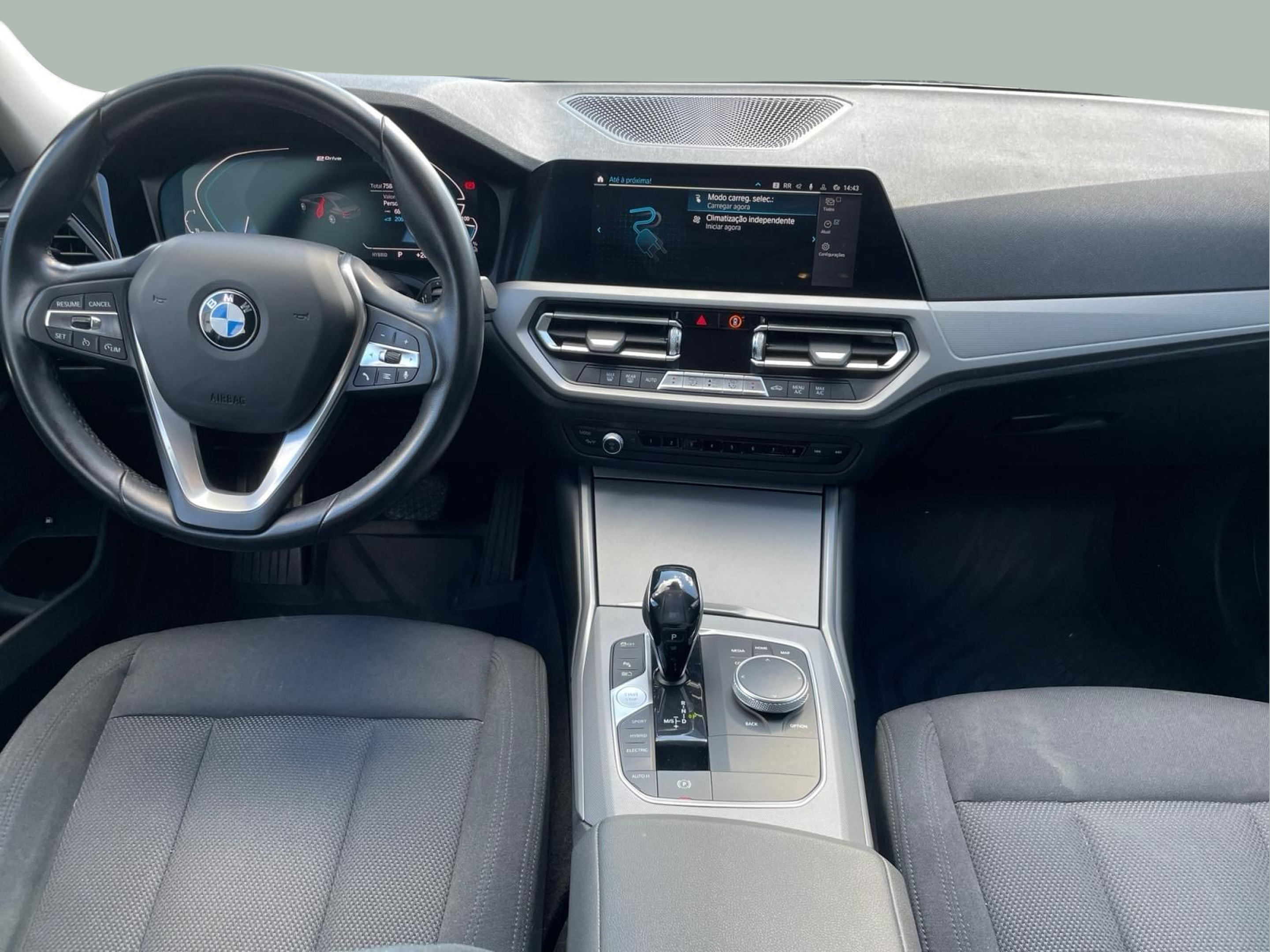 BMW Série 3 330e Berlina color Negro. Año 2019. 215KW(292CV). Elétrico / Gasolina Híbrido. En concesionario MCoutinho - Viseu de Viseu