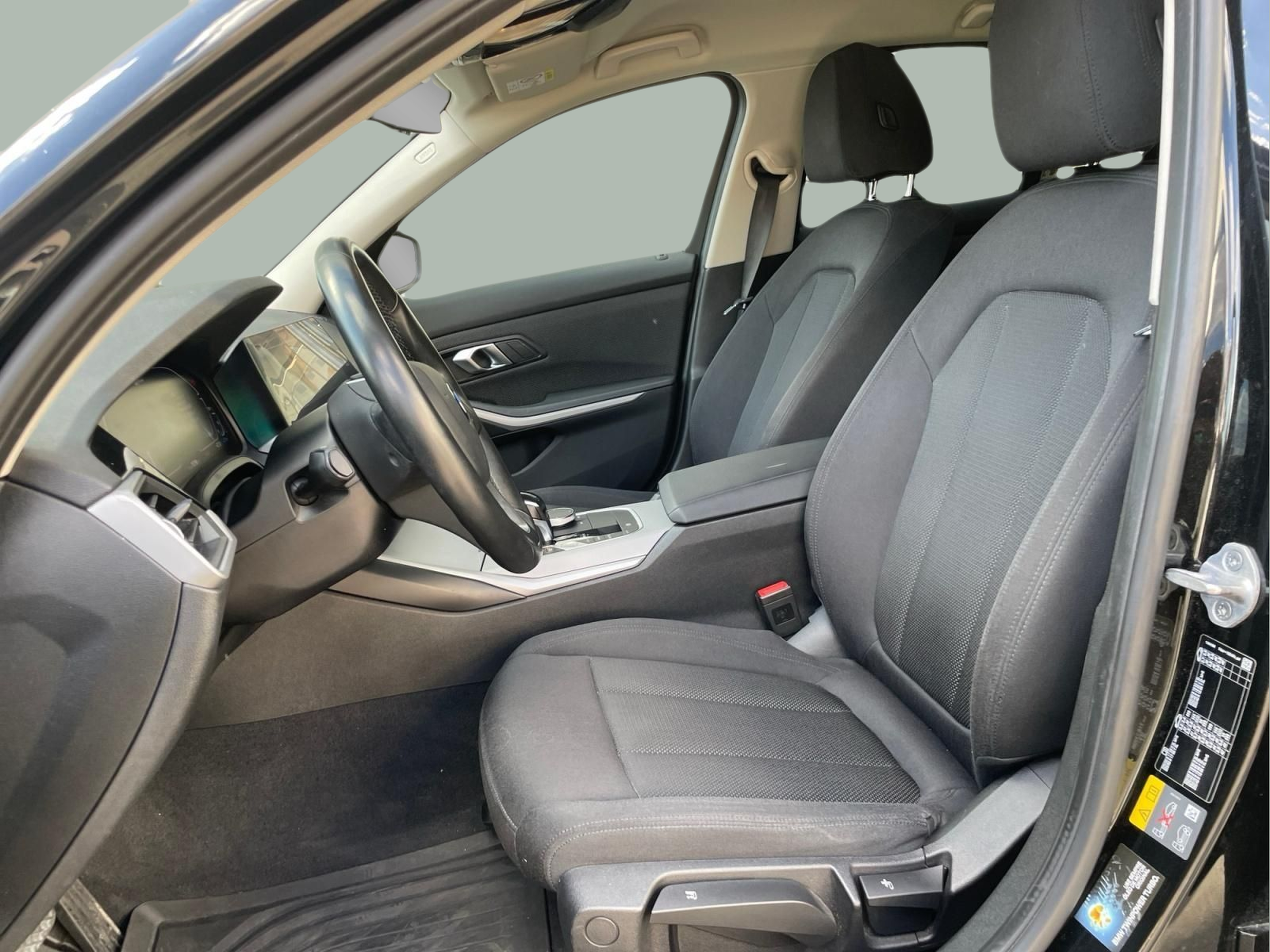BMW Série 3 330e Berlina color Negro. Año 2019. 215KW(292CV). Elétrico / Gasolina Híbrido. En concesionario MCoutinho - Viseu de Viseu