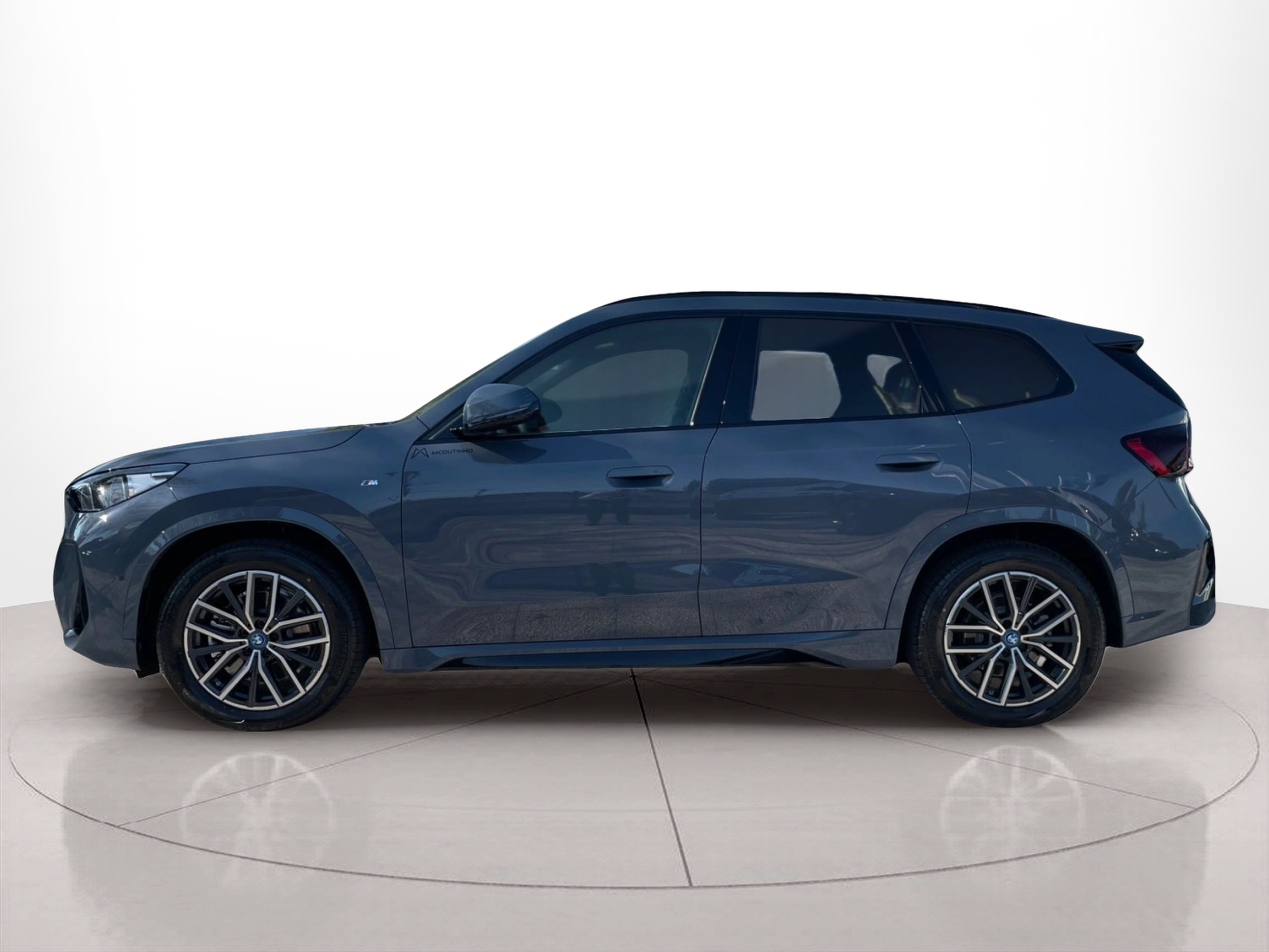 Fotos de BMW iX1 xDrive30 color Gris. Año 2024. 230KW(313CV). Elétrico. En concesionario MCoutinho - Vila Real de Vila Real