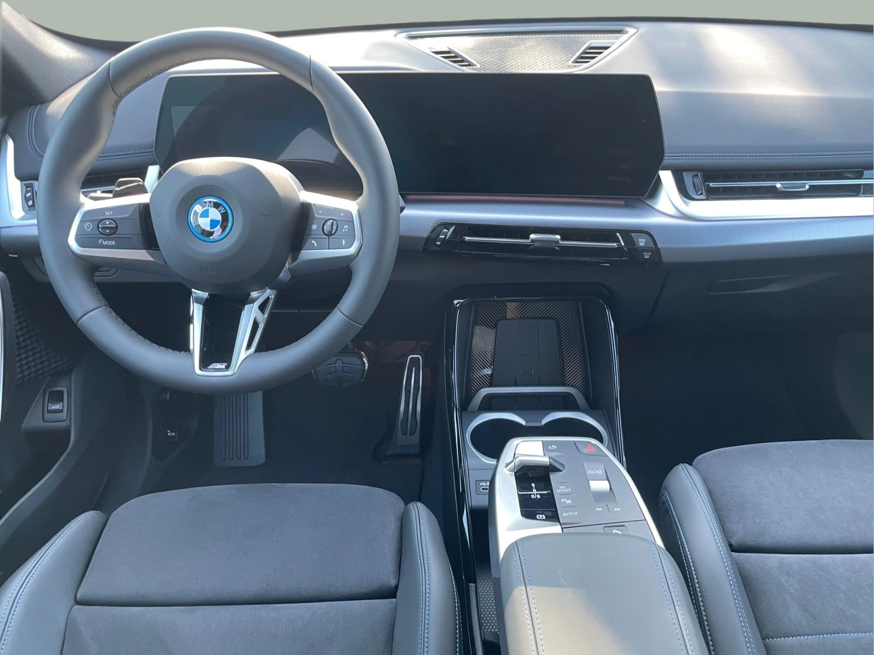 BMW iX1 xDrive30 color Gris. Año 2024. 230KW(313CV). Elétrico. En concesionario MCoutinho - Vila Real de Vila Real