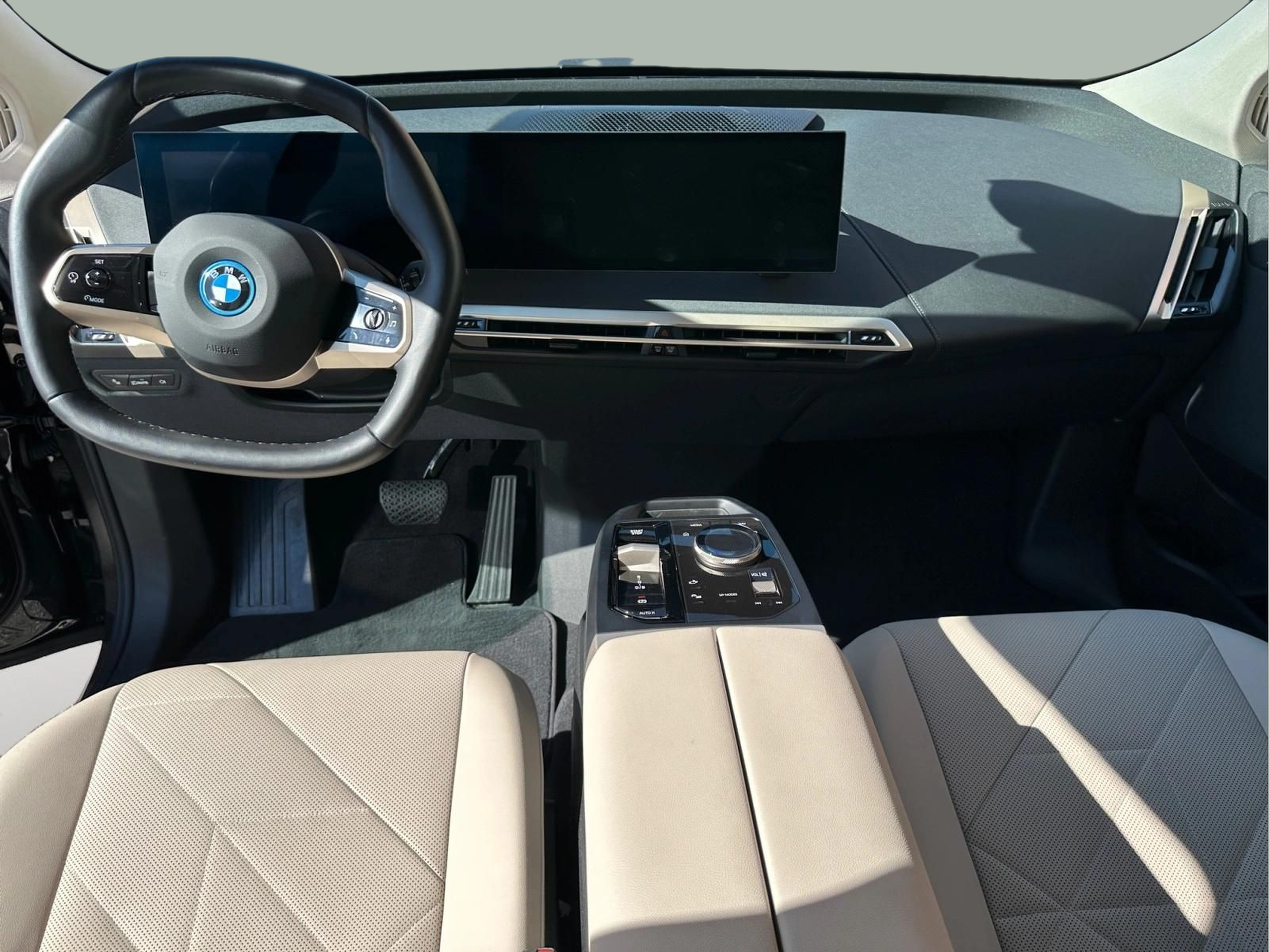BMW iX xDrive40 color Negro. Año 2024. 240KW(326CV). Elétrico. En concesionario MCoutinho - Viseu de Viseu