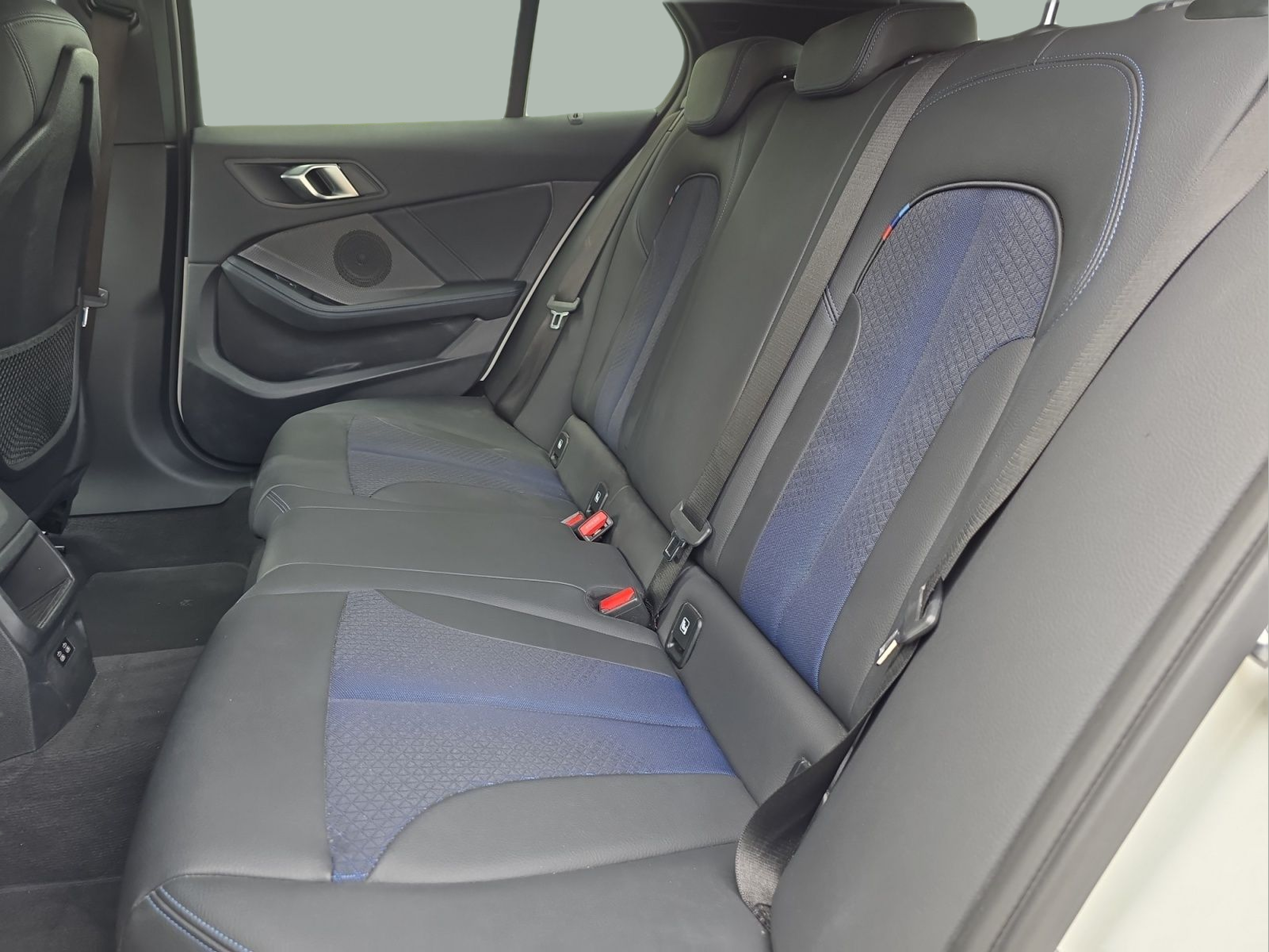 BMW Série 1 116d color Blanco. Año 2023. 85KW(116CV). Diesel. En concesionario MCoutinho Bomcar Leiria de Leiria
