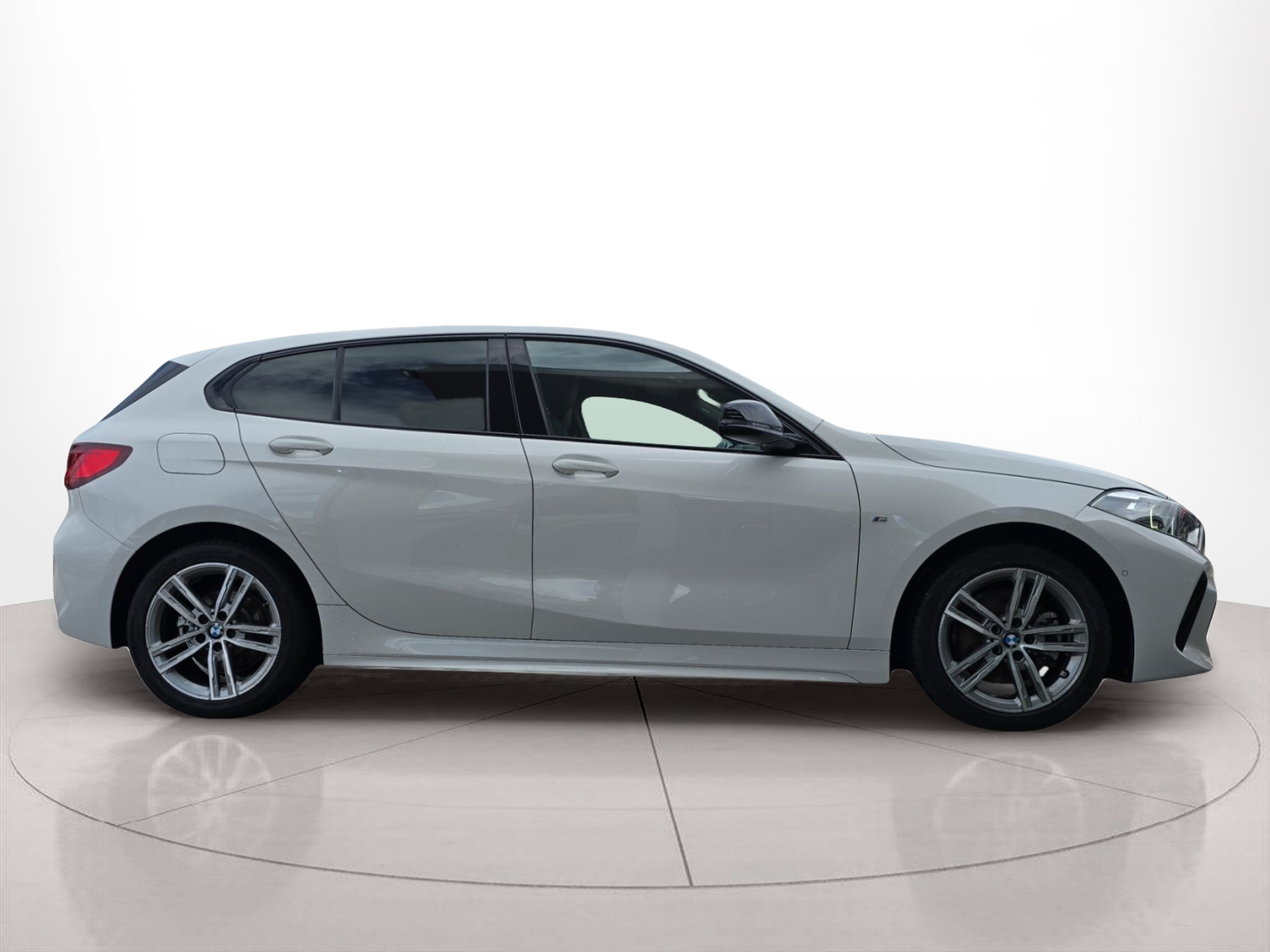 BMW Série 1 116d color Blanco. Año 2023. 85KW(116CV). Diesel. En concesionario MCoutinho Bomcar Leiria de Leiria