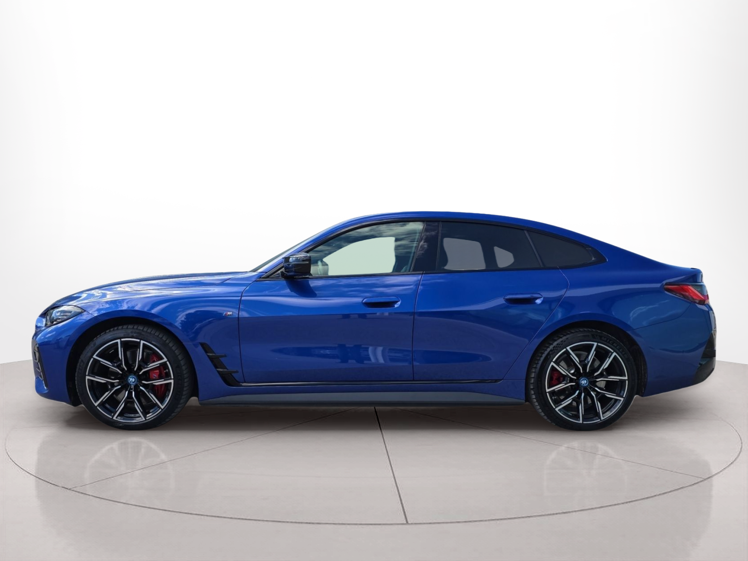 Fotos de BMW i4 i4 M50 color Azul. Año 2023. 400KW(544CV). Elétrico. En concesionario MCoutinho Bomcar Leiria de Leiria