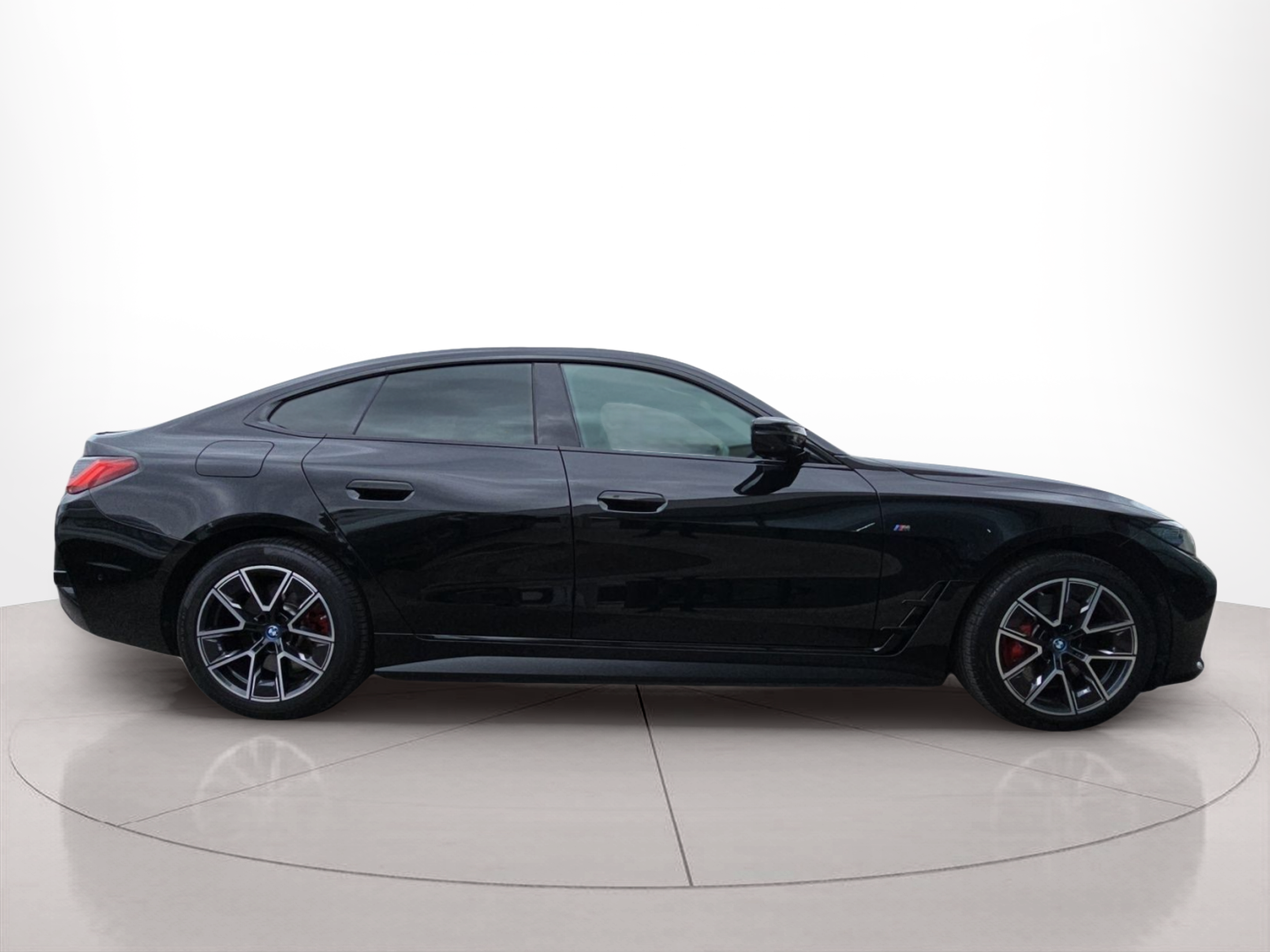 BMW i4 i4 M50 color Negro. Año 2022. 400KW(544CV). Elétrico. En concesionario MCoutinho Bomcar Leiria de Leiria
