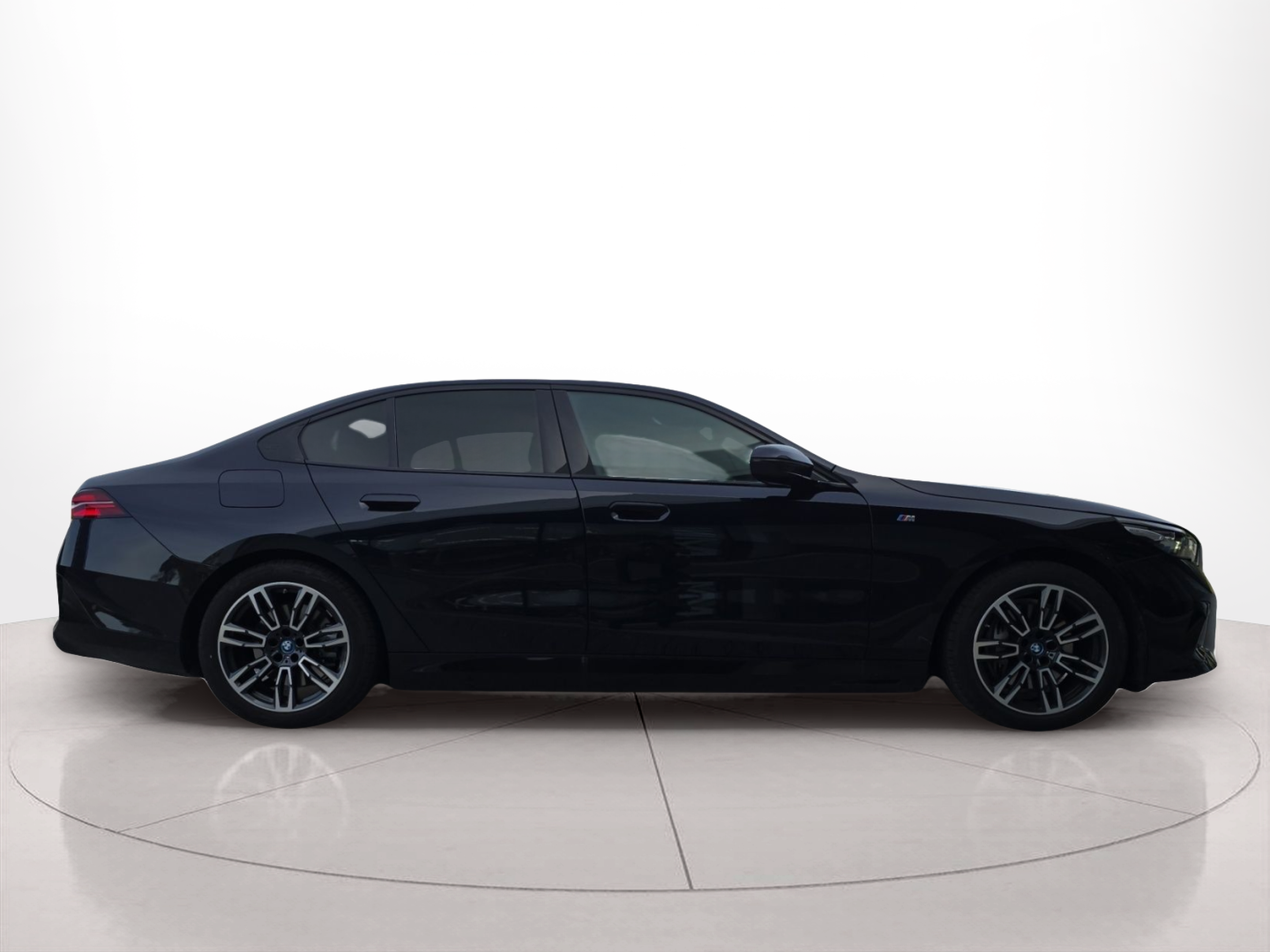 BMW i5 eDrive40 color Negro. Año 2025. 250KW(340CV). Elétrico. En concesionario MCoutinho Bomcar Leiria de Leiria