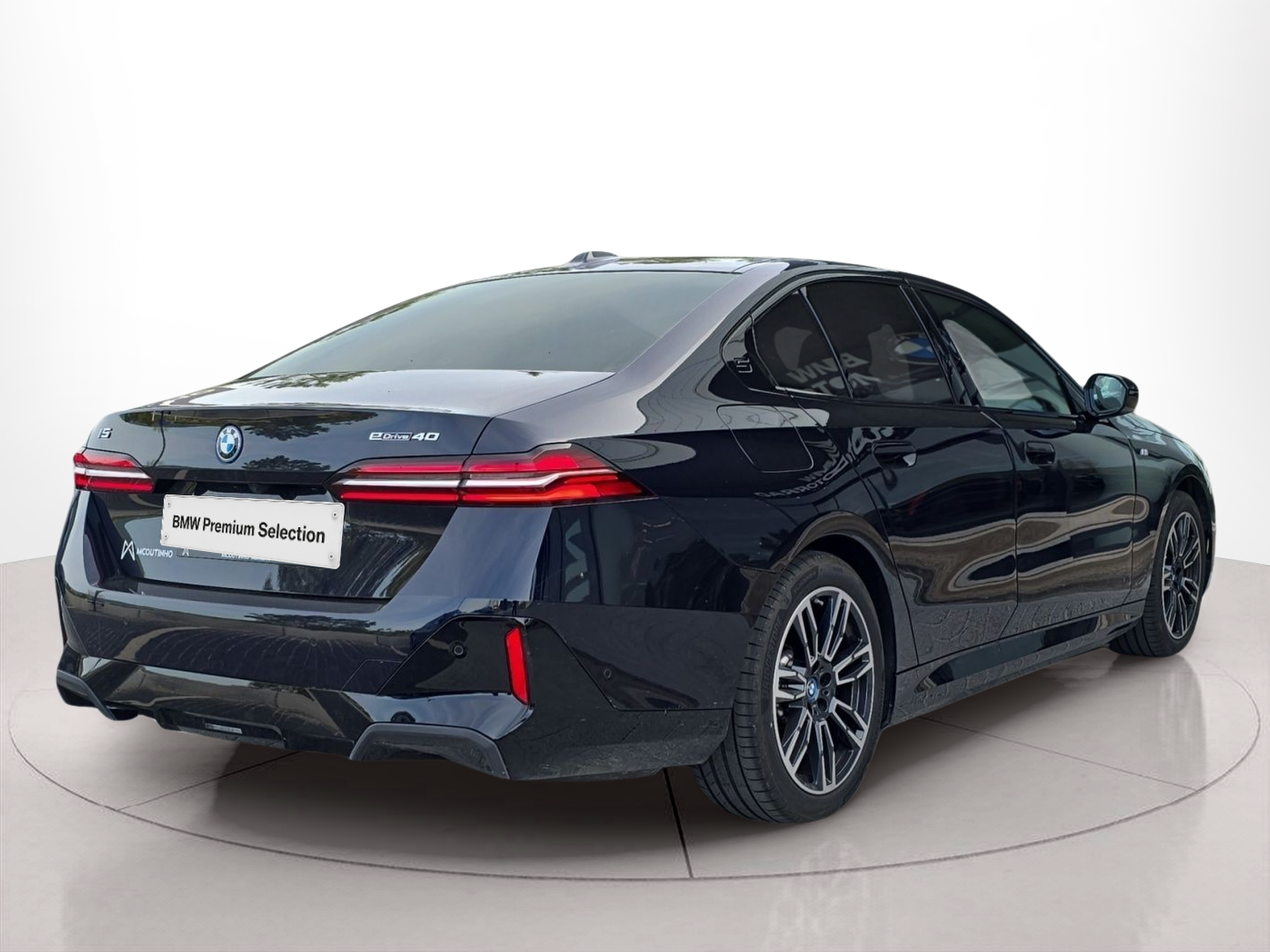 BMW i5 eDrive40 color Negro. Año 2025. 250KW(340CV). Elétrico. En concesionario MCoutinho Bomcar Leiria de Leiria