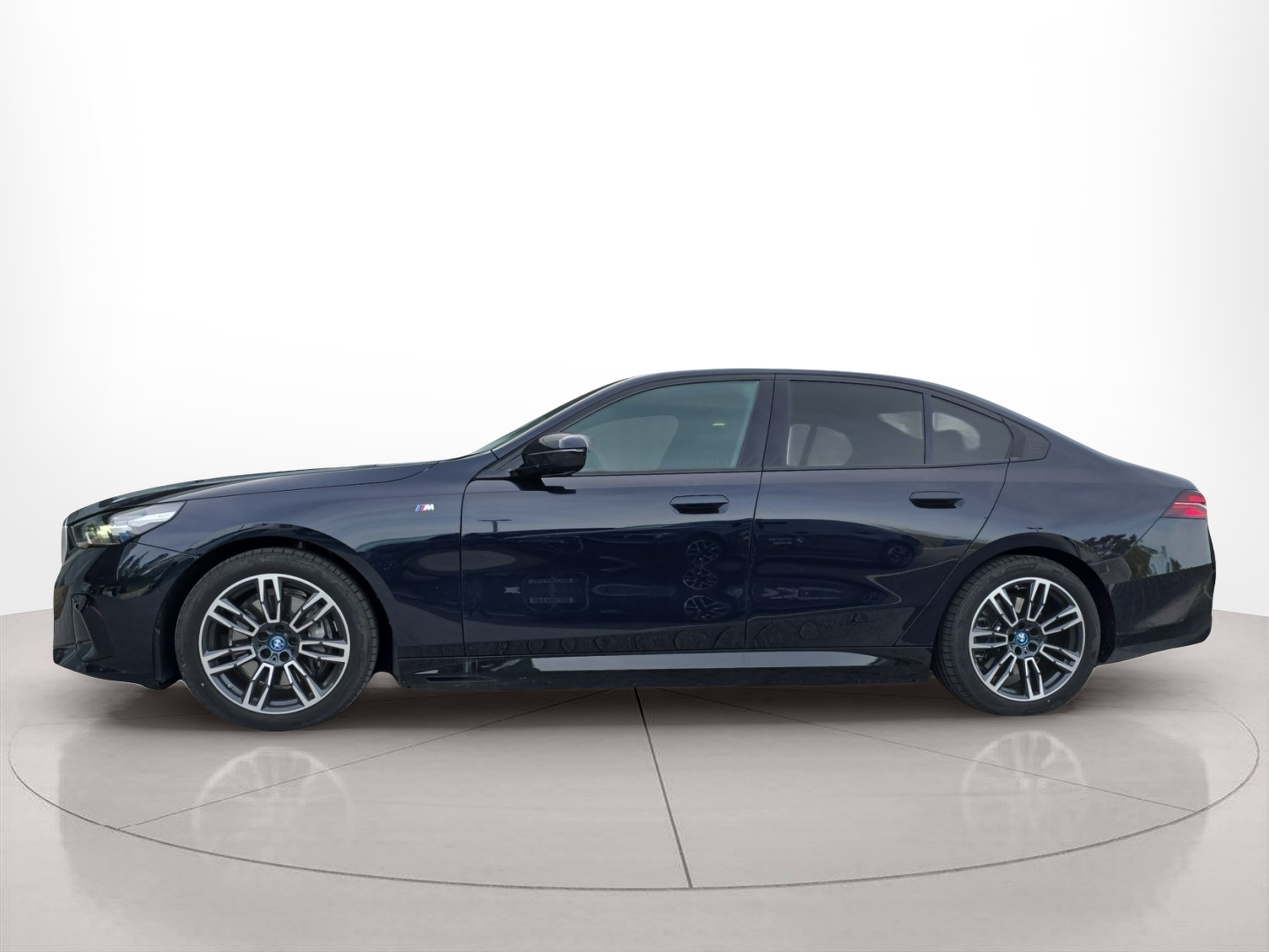 Fotos de BMW i5 eDrive40 color Negro. Año 2025. 250KW(340CV). Elétrico. En concesionario MCoutinho Bomcar Leiria de Leiria