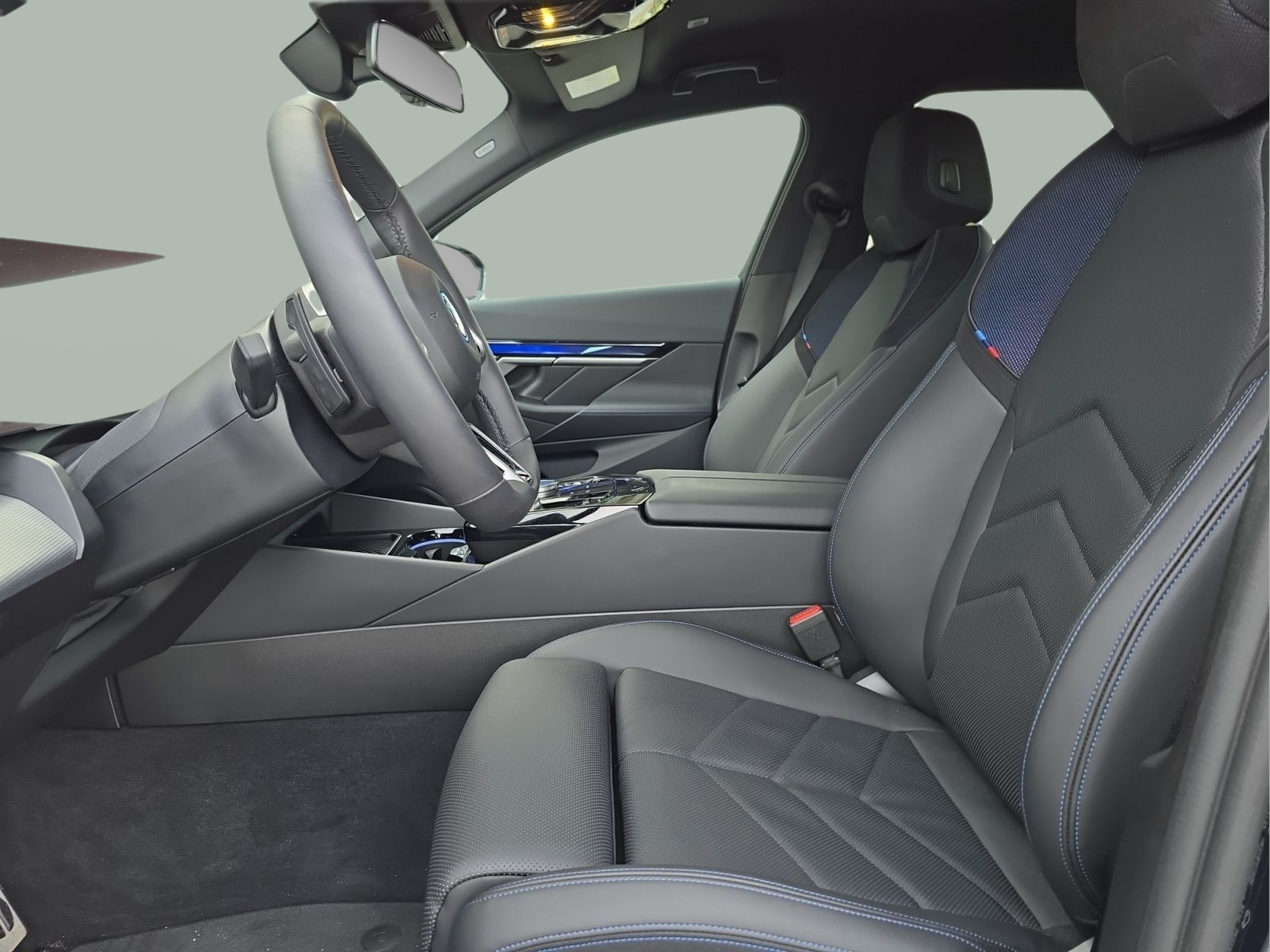 BMW i5 eDrive40 color Negro. Año 2025. 250KW(340CV). Elétrico. En concesionario MCoutinho Bomcar Leiria de Leiria