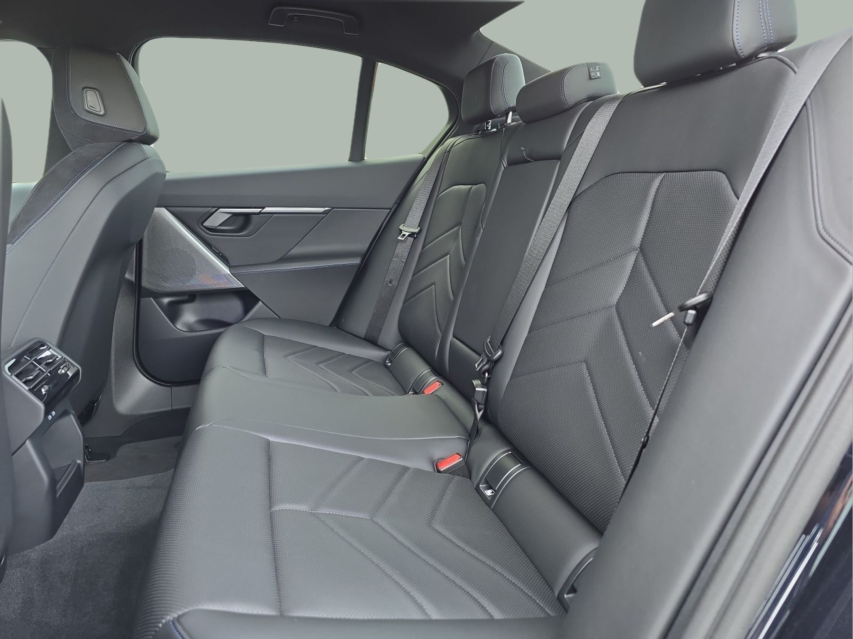 BMW i5 eDrive40 color Negro. Año 2025. 250KW(340CV). Elétrico. En concesionario MCoutinho Bomcar Leiria de Leiria