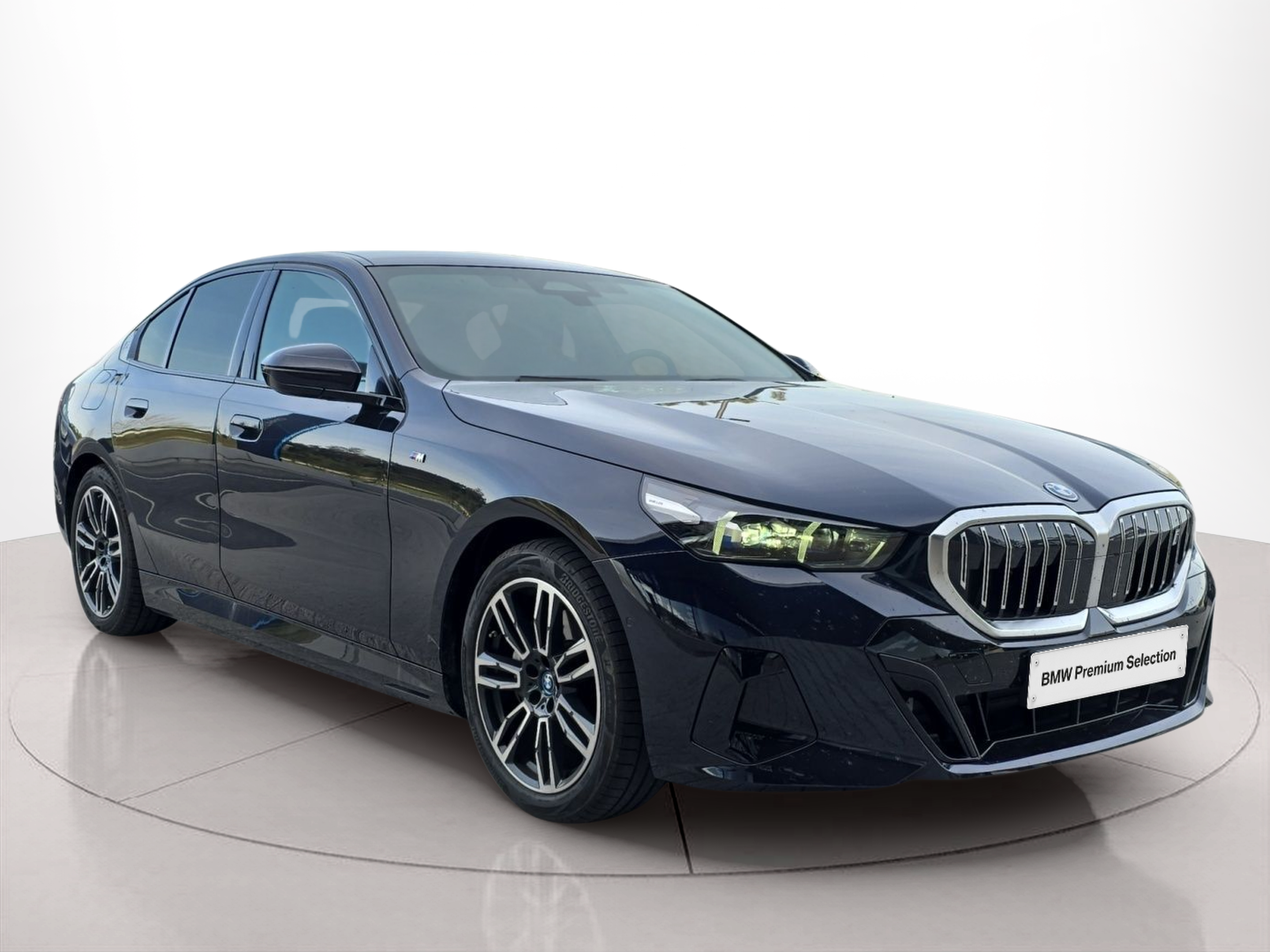 BMW i5 eDrive40 color Negro. Año 2025. 250KW(340CV). Elétrico. En concesionario MCoutinho Bomcar Leiria de Leiria