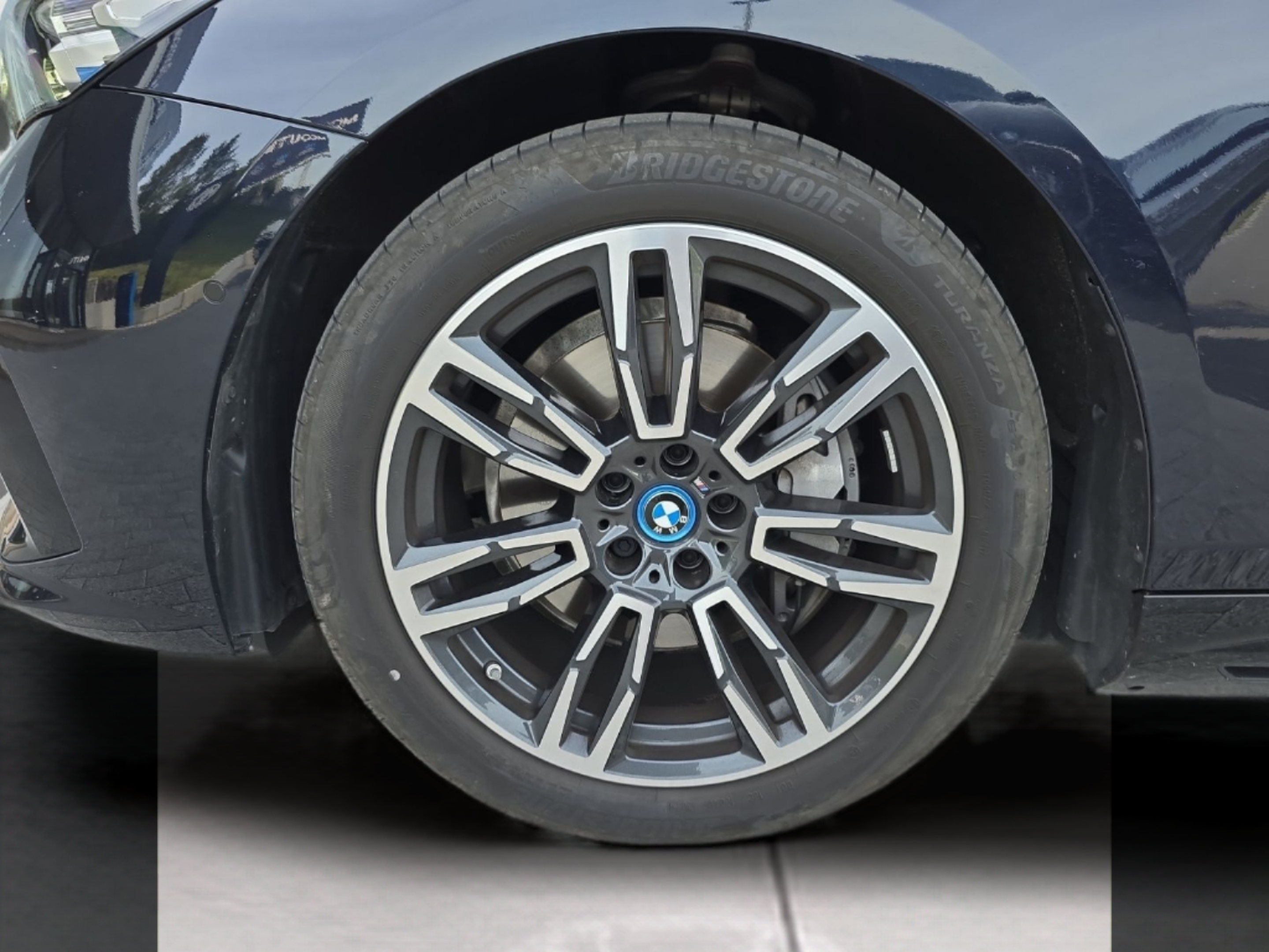 BMW i5 eDrive40 color Negro. Año 2025. 250KW(340CV). Elétrico. En concesionario MCoutinho Bomcar Leiria de Leiria