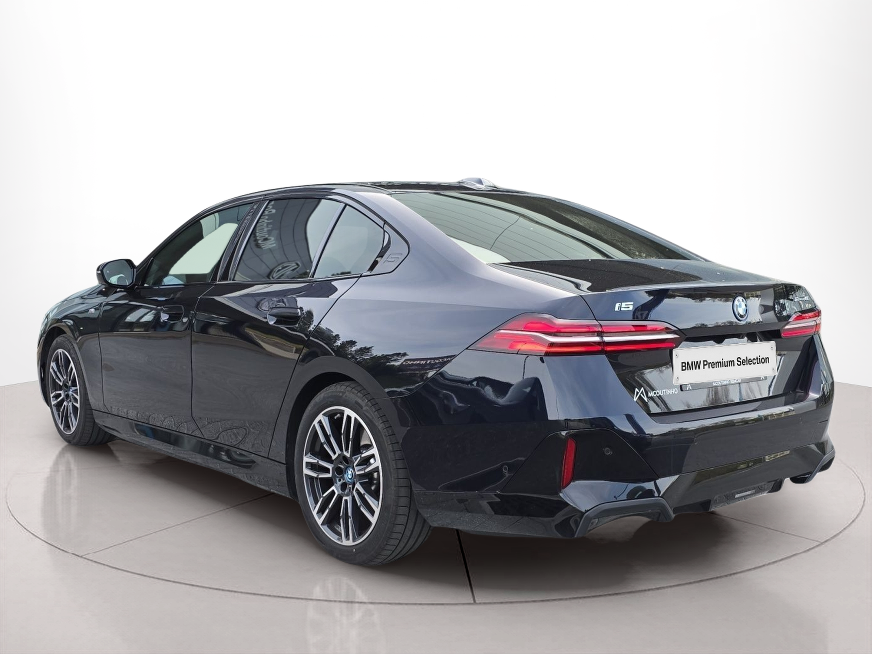 BMW i5 eDrive40 color Negro. Año 2025. 250KW(340CV). Elétrico. En concesionario MCoutinho Bomcar Leiria de Leiria