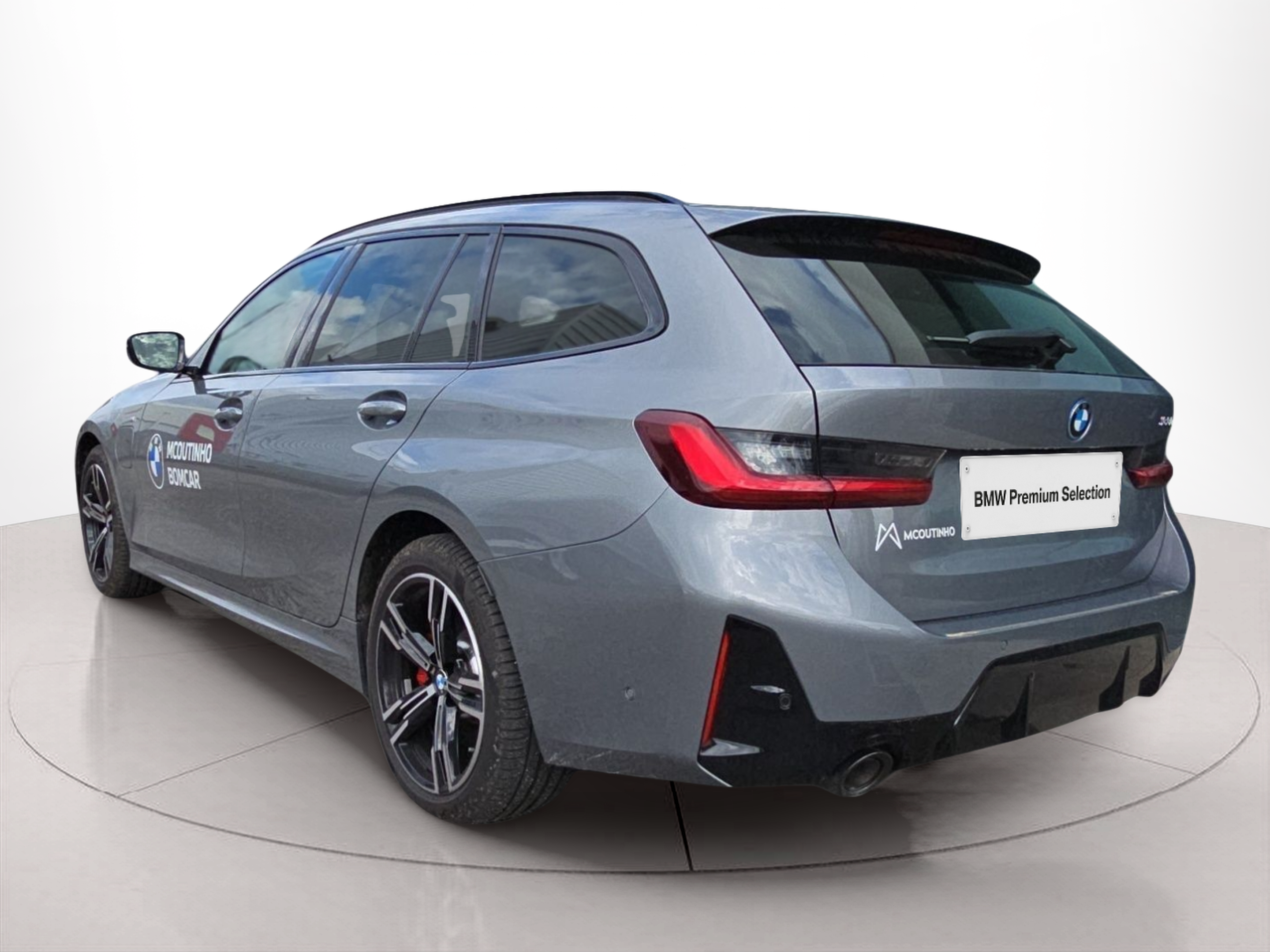 BMW Série 3 330e Touring color Gris. Año 2025. 215KW(292CV). Elétrico / Gasolina Híbrido. En concesionario MCoutinho Bomcar Coimbra de Coimbra