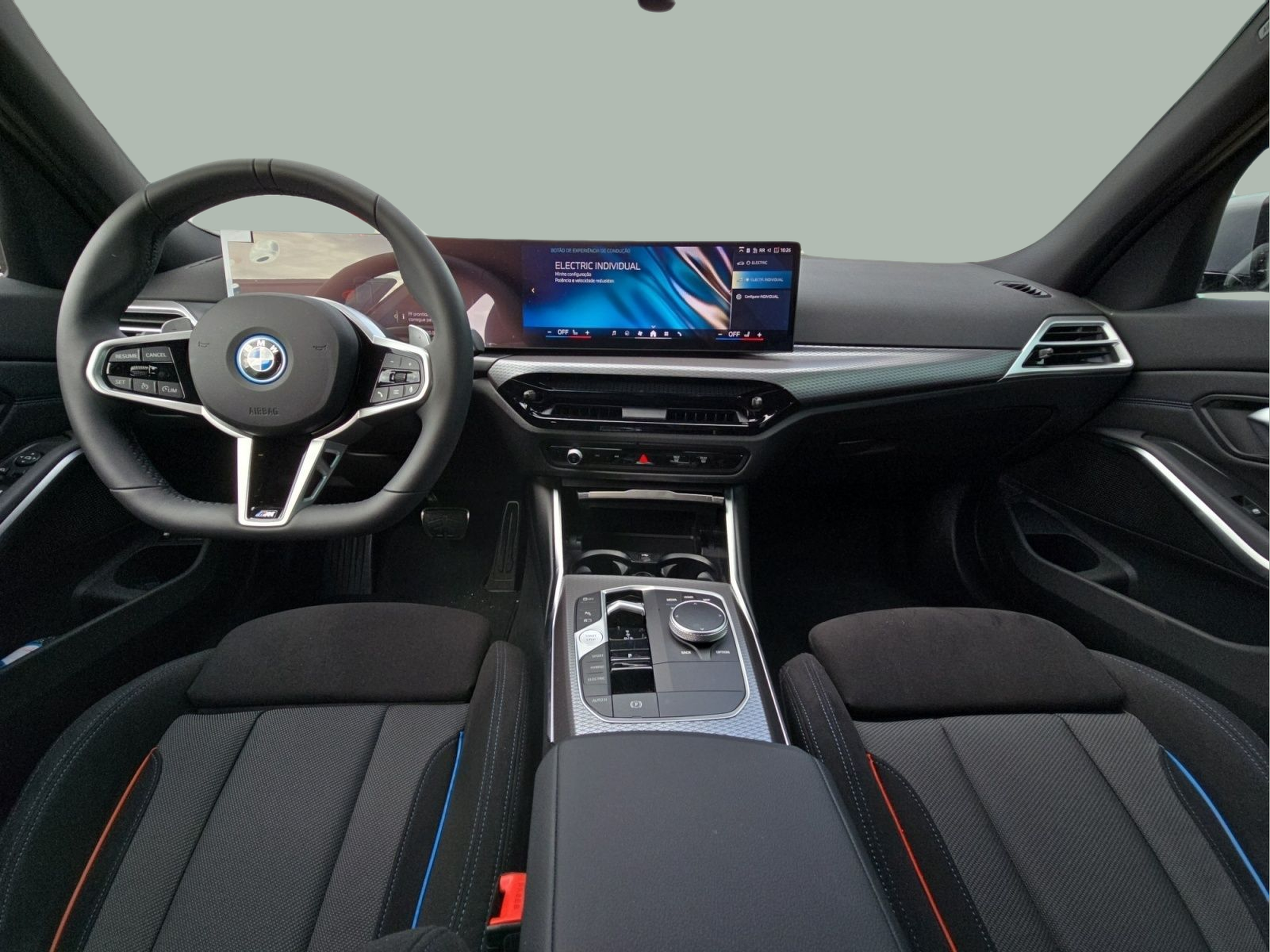 BMW Série 3 330e Touring color Gris. Año 2025. 215KW(292CV). Elétrico / Gasolina Híbrido. En concesionario MCoutinho Bomcar Coimbra de Coimbra