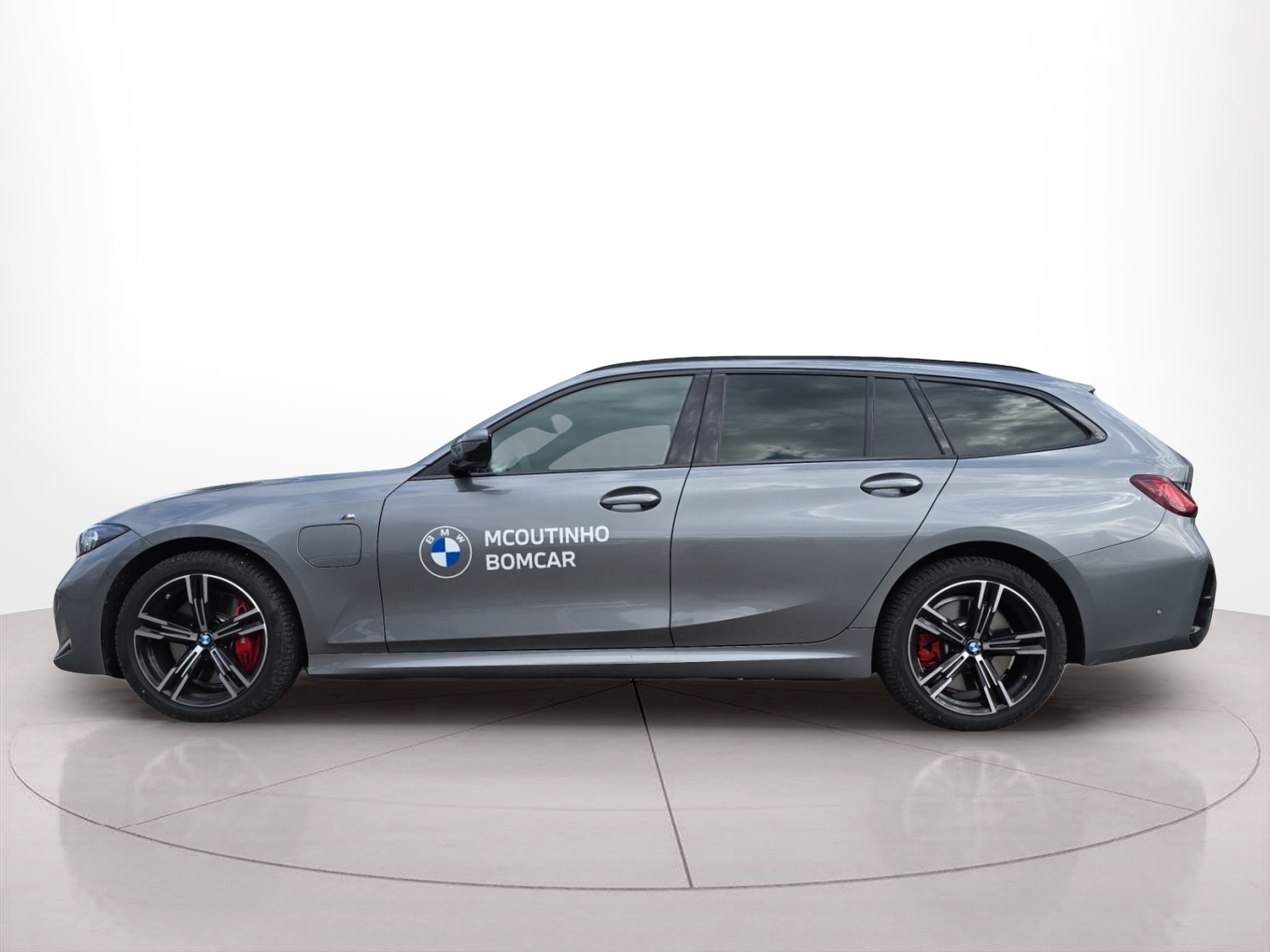 Fotos de BMW Série 3 330e Touring color Gris. Año 2025. 215KW(292CV). Elétrico / Gasolina Híbrido. En concesionario MCoutinho Bomcar Coimbra de Coimbra