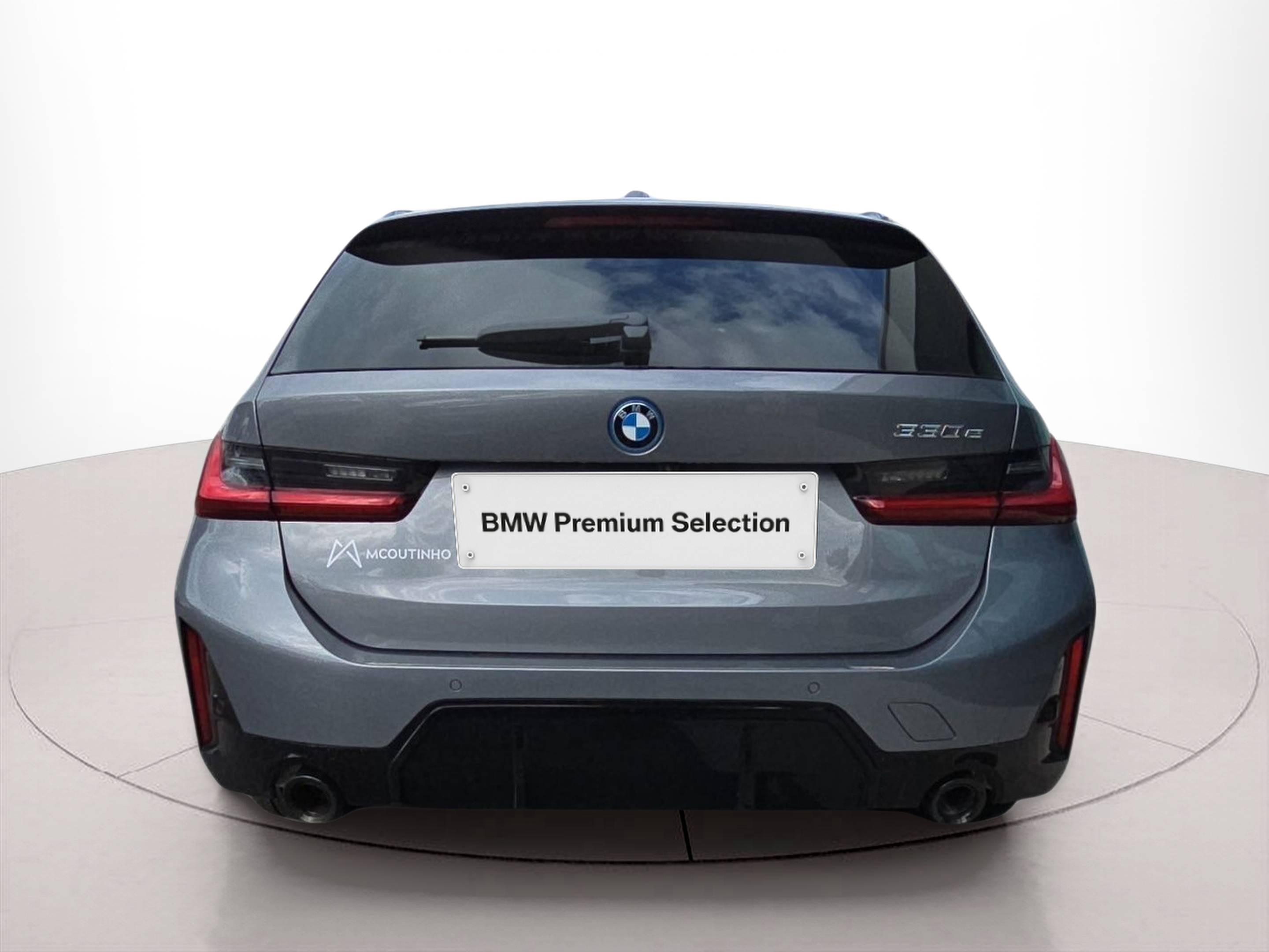 BMW Série 3 330e Touring color Gris. Año 2025. 215KW(292CV). Elétrico / Gasolina Híbrido. En concesionario MCoutinho Bomcar Coimbra de Coimbra