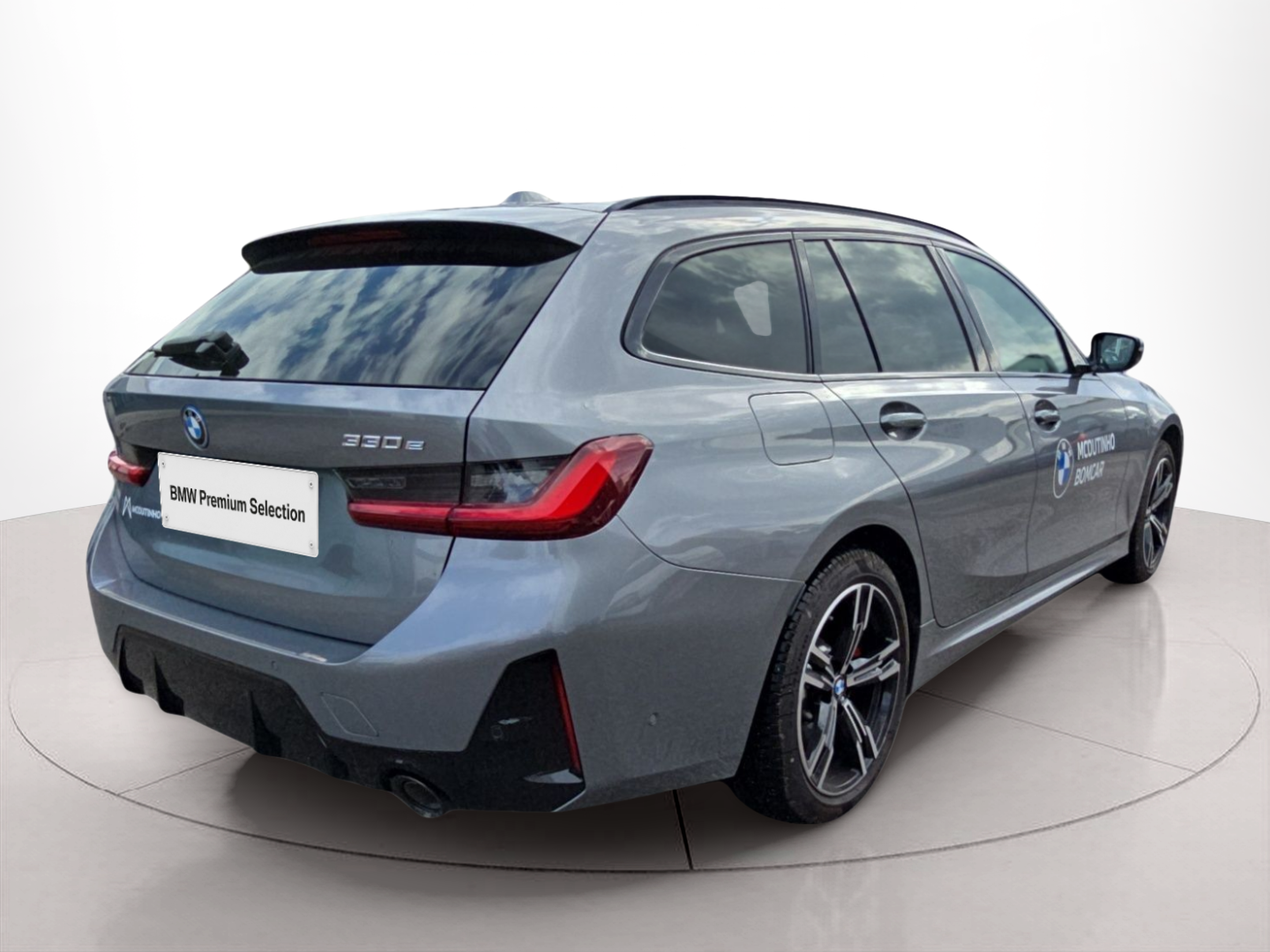 BMW Série 3 330e Touring color Gris. Año 2025. 215KW(292CV). Elétrico / Gasolina Híbrido. En concesionario MCoutinho Bomcar Coimbra de Coimbra