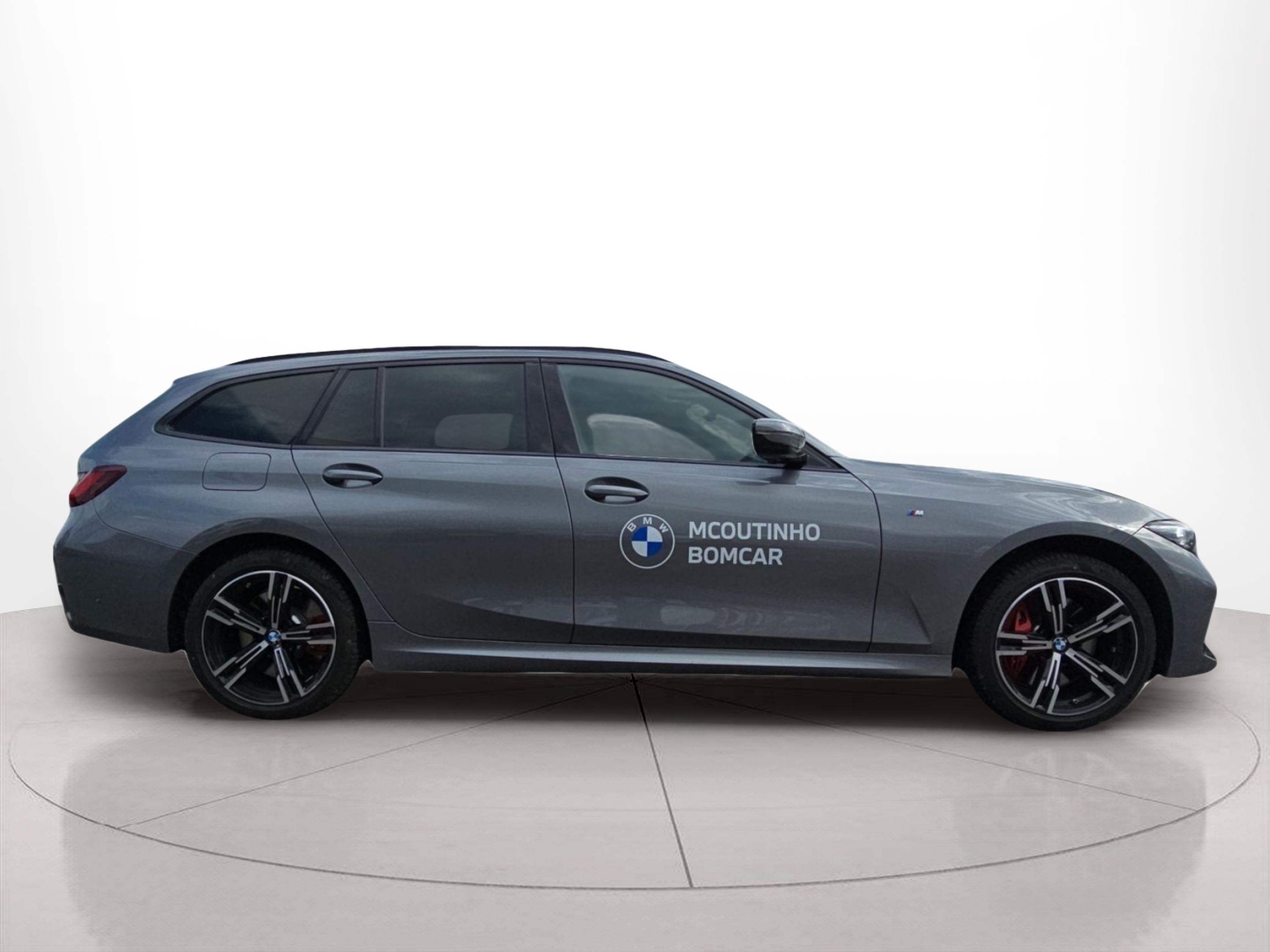 BMW Série 3 330e Touring color Gris. Año 2025. 215KW(292CV). Elétrico / Gasolina Híbrido. En concesionario MCoutinho Bomcar Coimbra de Coimbra