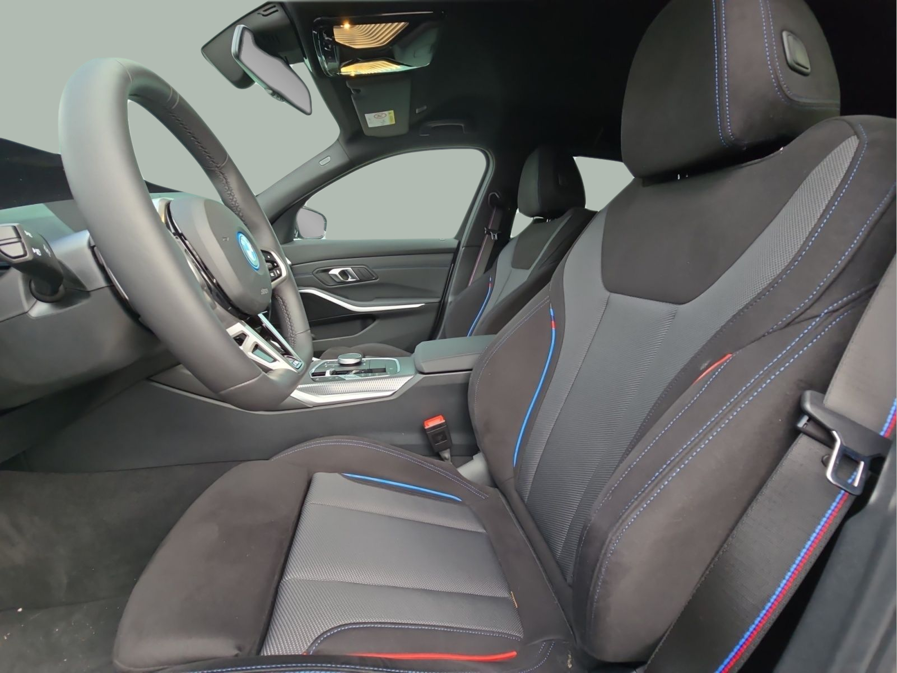 BMW Série 3 330e Touring color Gris. Año 2025. 215KW(292CV). Elétrico / Gasolina Híbrido. En concesionario MCoutinho Bomcar Coimbra de Coimbra