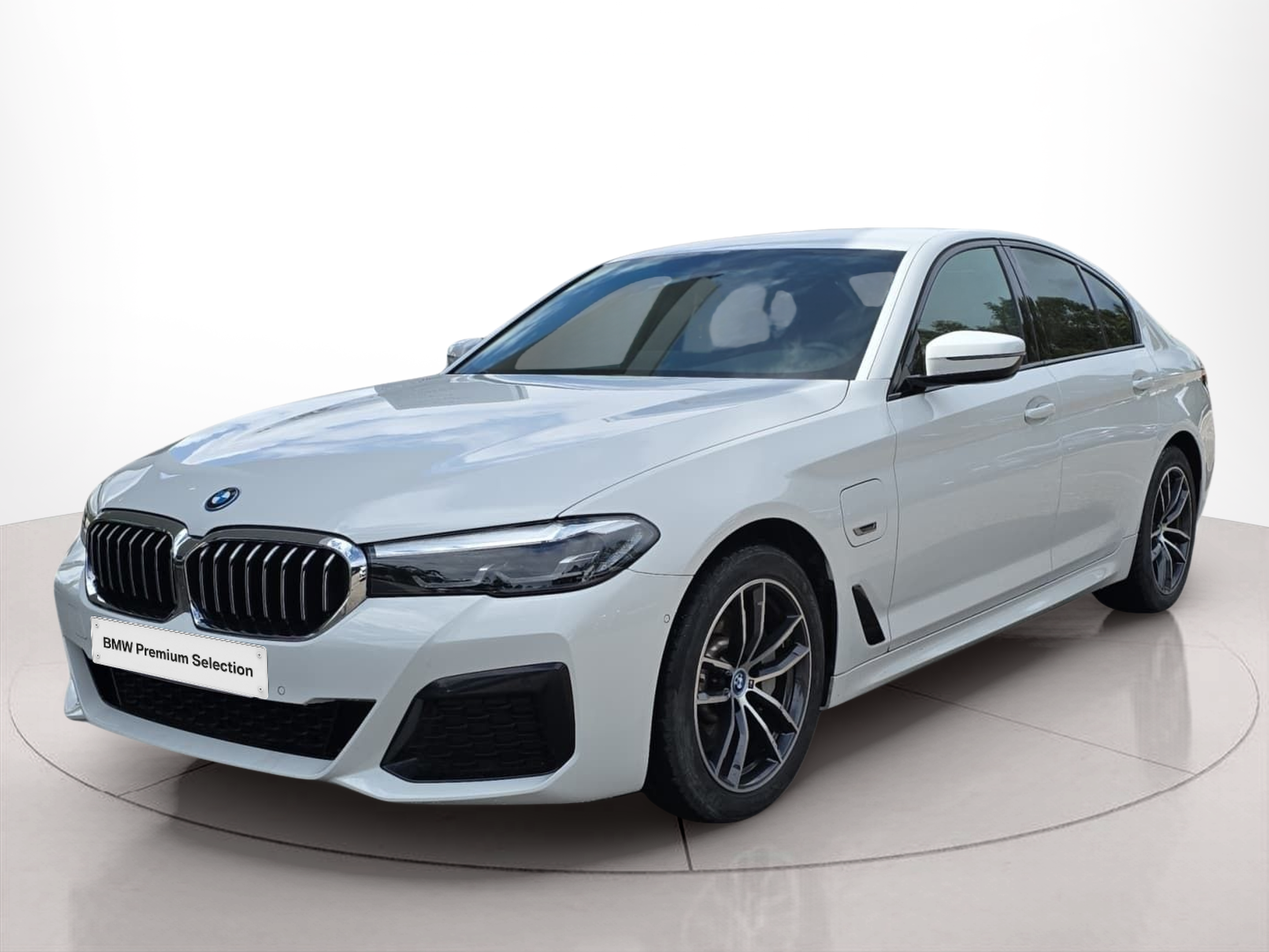 Fotos de BMW Série 5 530e Berlina color Blanco. Año 2023. 215KW(292CV). Elétrico / Gasolina Híbrido. En concesionario MCoutinho - Viseu de Viseu