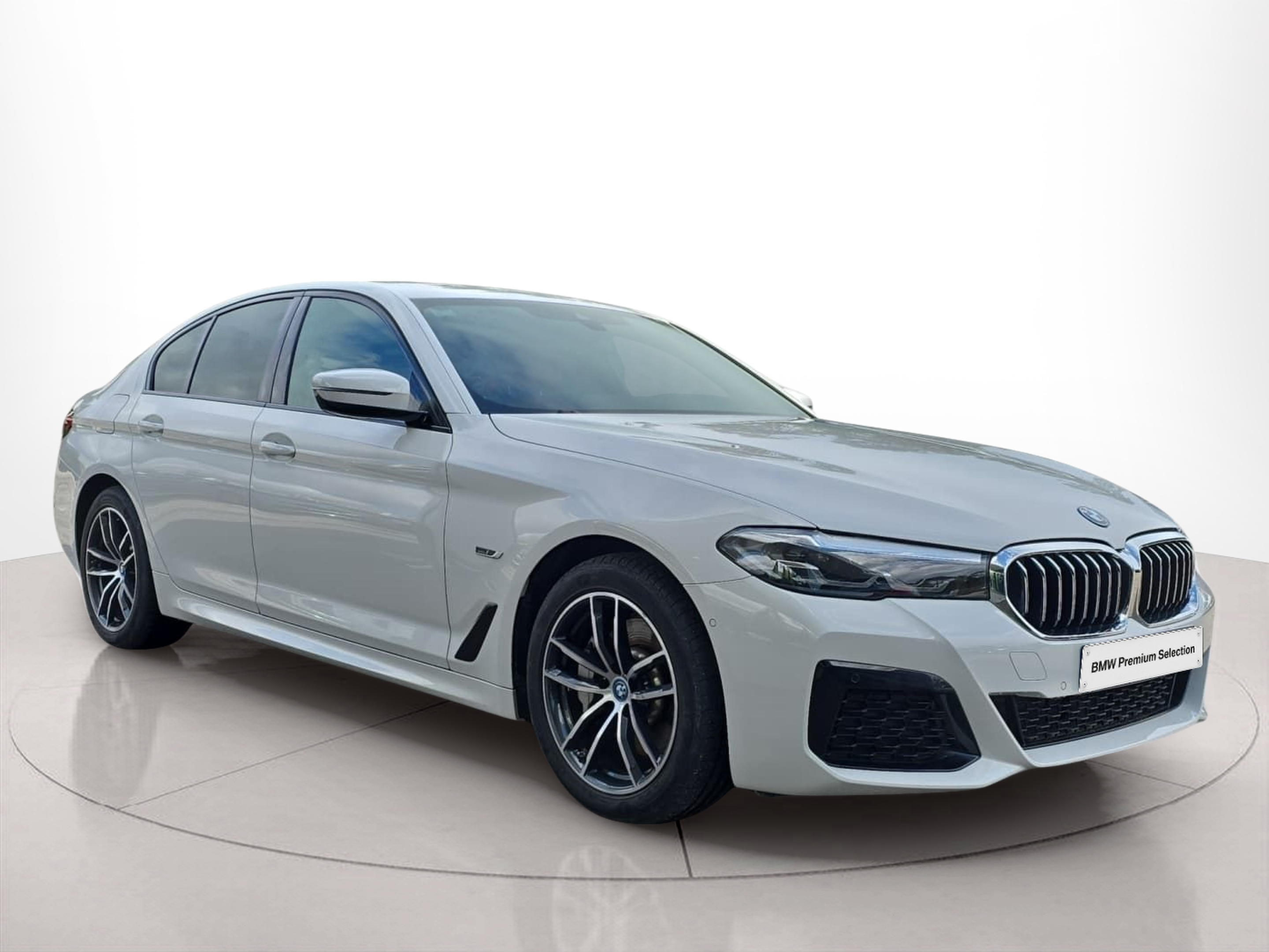 BMW Série 5 530e Berlina color Blanco. Año 2023. 215KW(292CV). Elétrico / Gasolina Híbrido. En concesionario MCoutinho - Viseu de Viseu