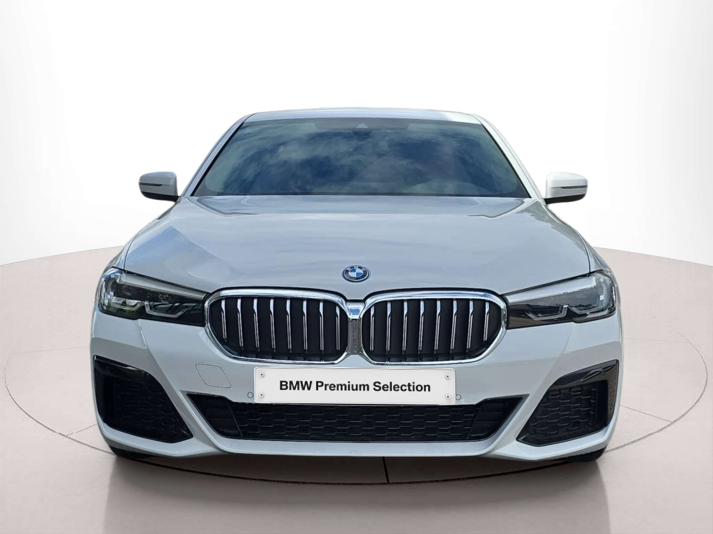 Fotos de BMW Série 5 530e Berlina color Blanco. Año 2023. 215KW(292CV). Elétrico / Gasolina Híbrido. En concesionario MCoutinho - Viseu de Viseu